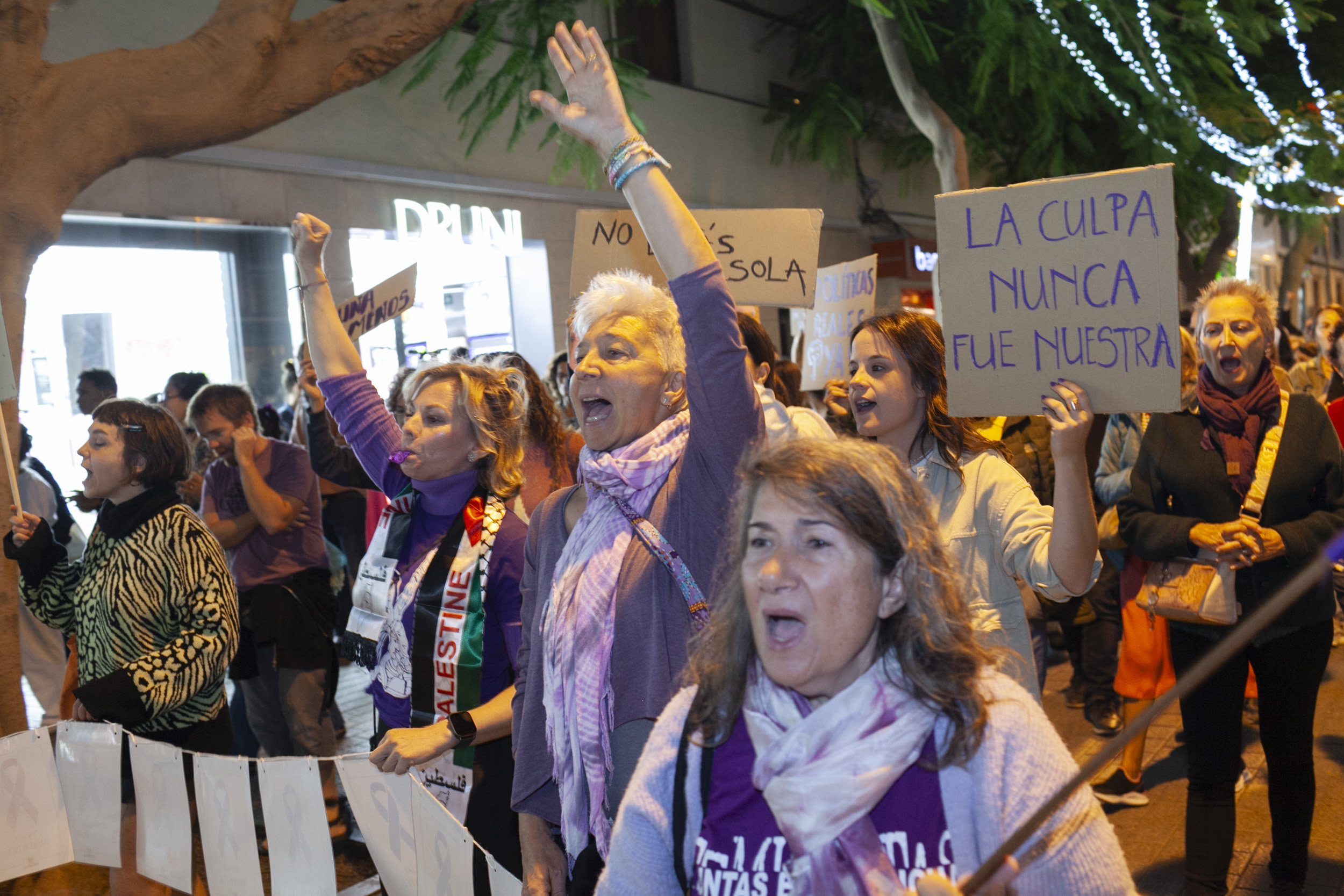 Manifestación contra la violencia machista por el 25N en Lanzarote. Fotos: Juan Mateos.