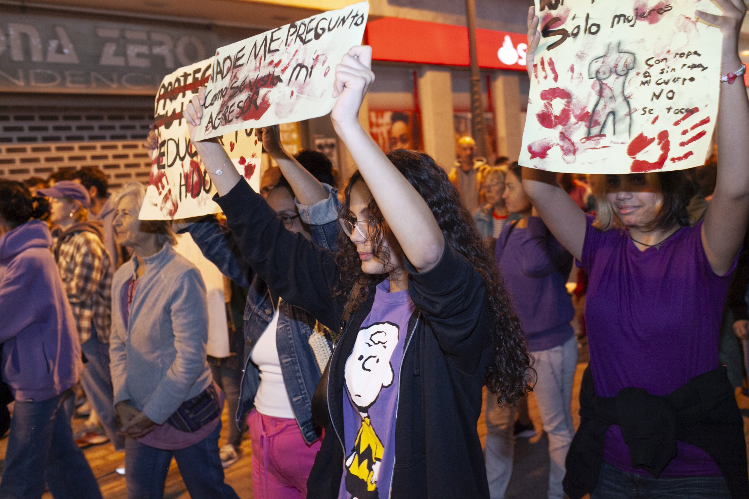 Manifestación contra la violencia machista por el 25N en Lanzarote. Fotos: Juan Mateos.