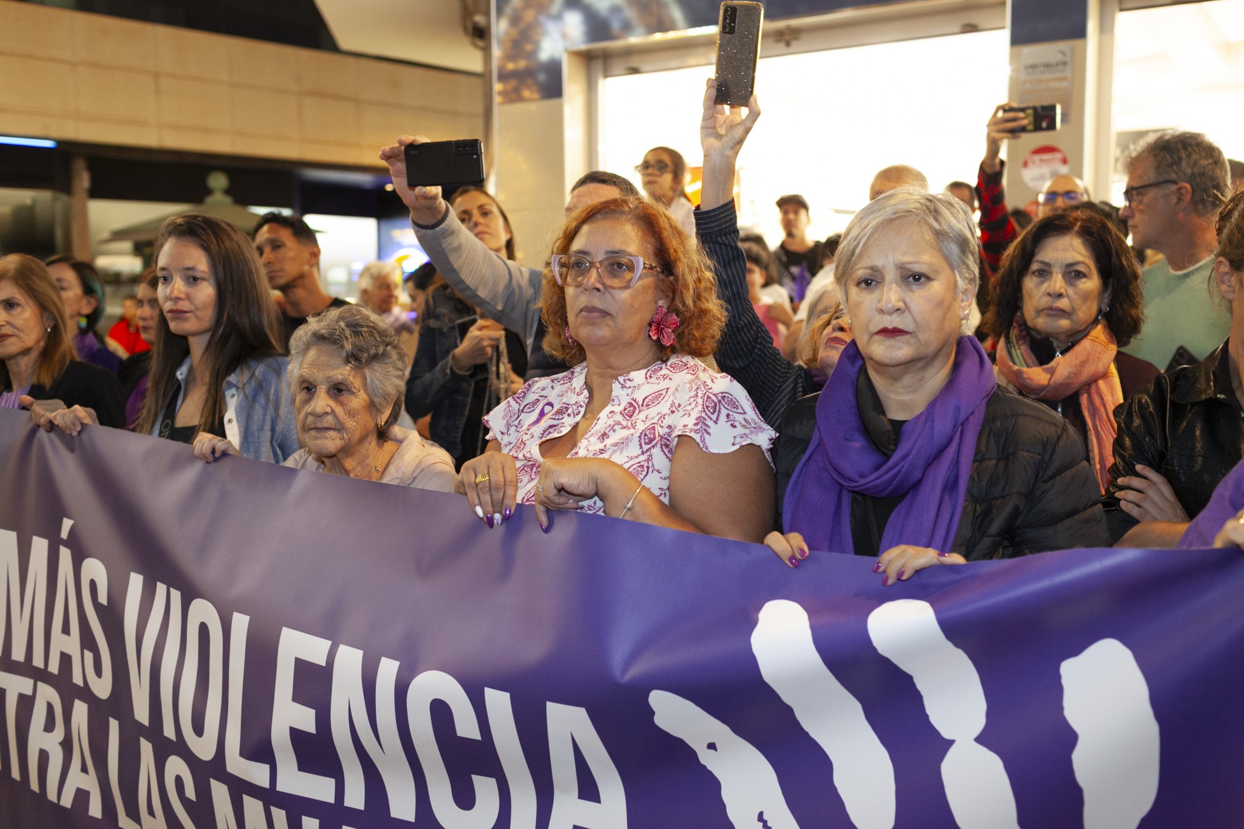Manifestación contra la violencia machista por el 25N en Lanzarote. Fotos: Juan Mateos.