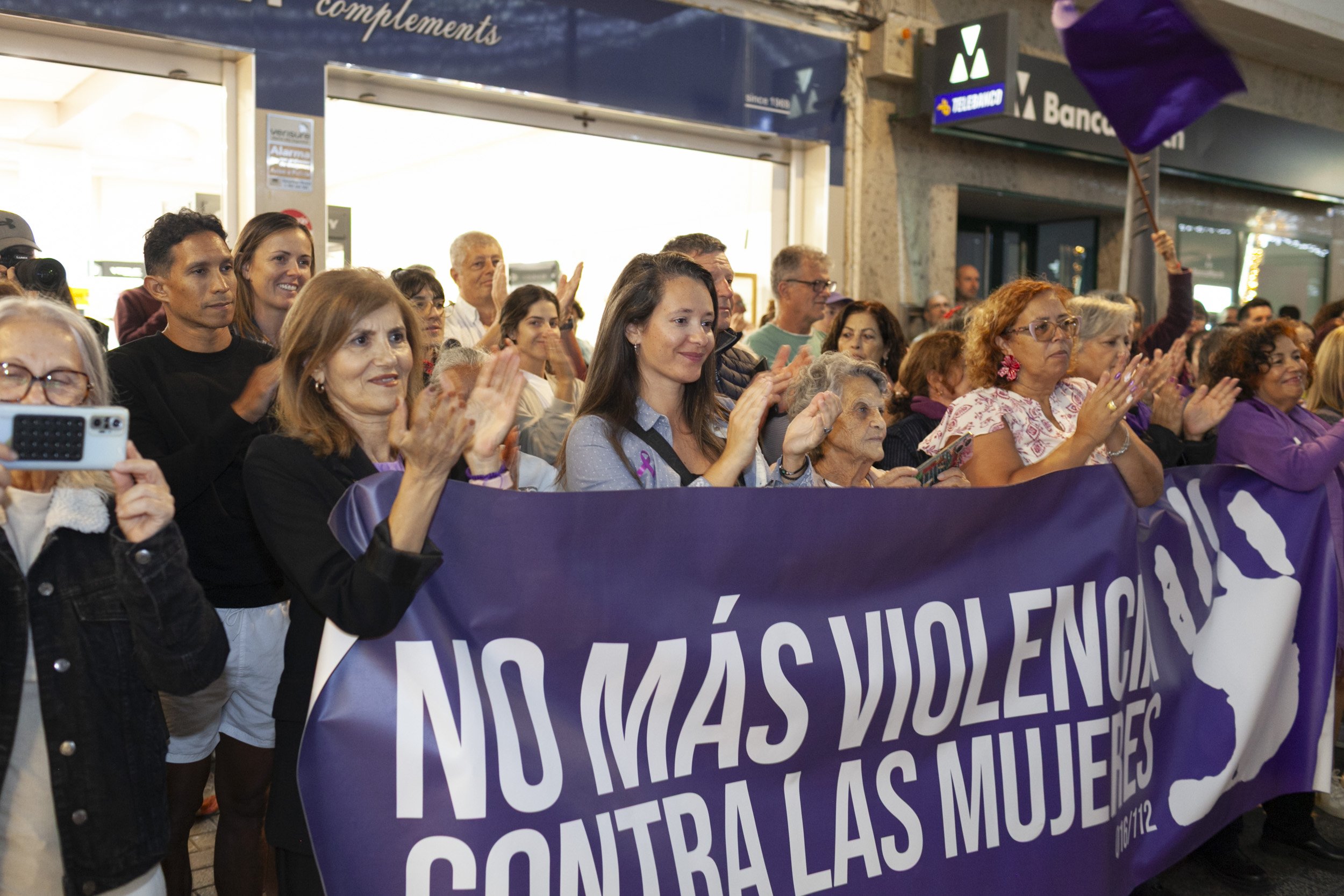 Manifestación contra la violencia machista por el 25N en Lanzarote. Fotos: Juan Mateos.