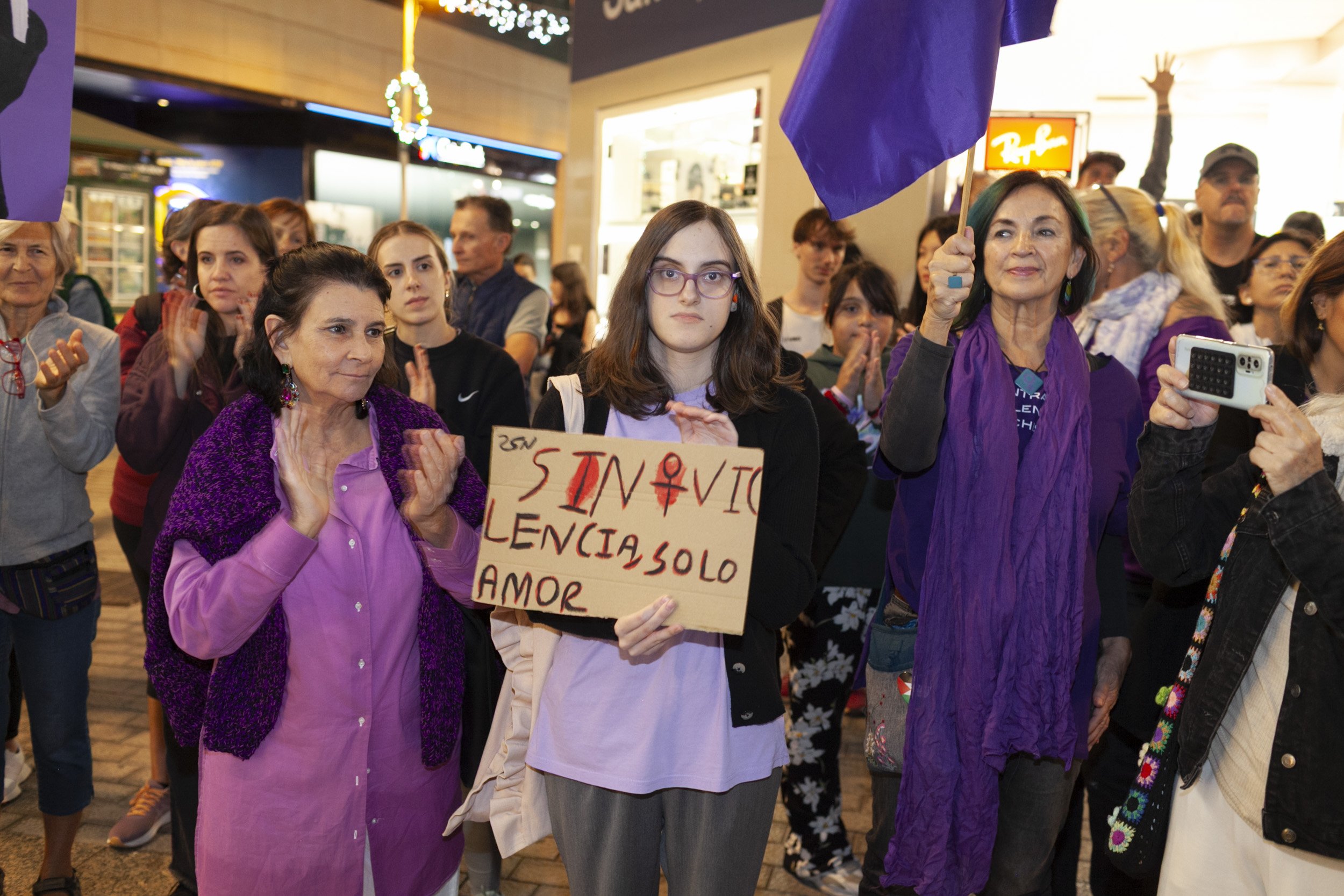 Manifestación contra la violencia machista por el 25N en Lanzarote. Fotos: Juan Mateos.