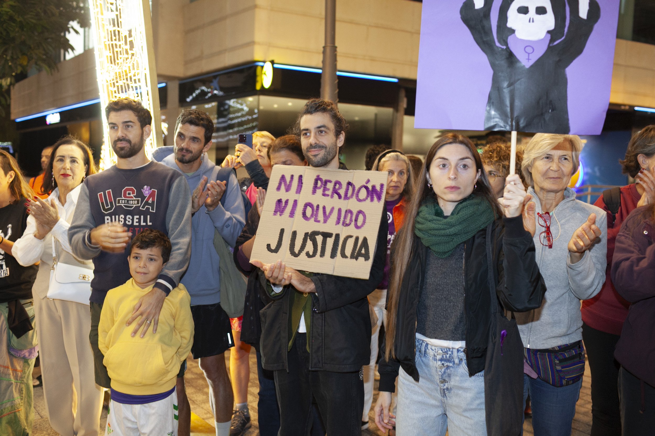 Manifestación contra la violencia machista por el 25N en Lanzarote. Fotos: Juan Mateos.