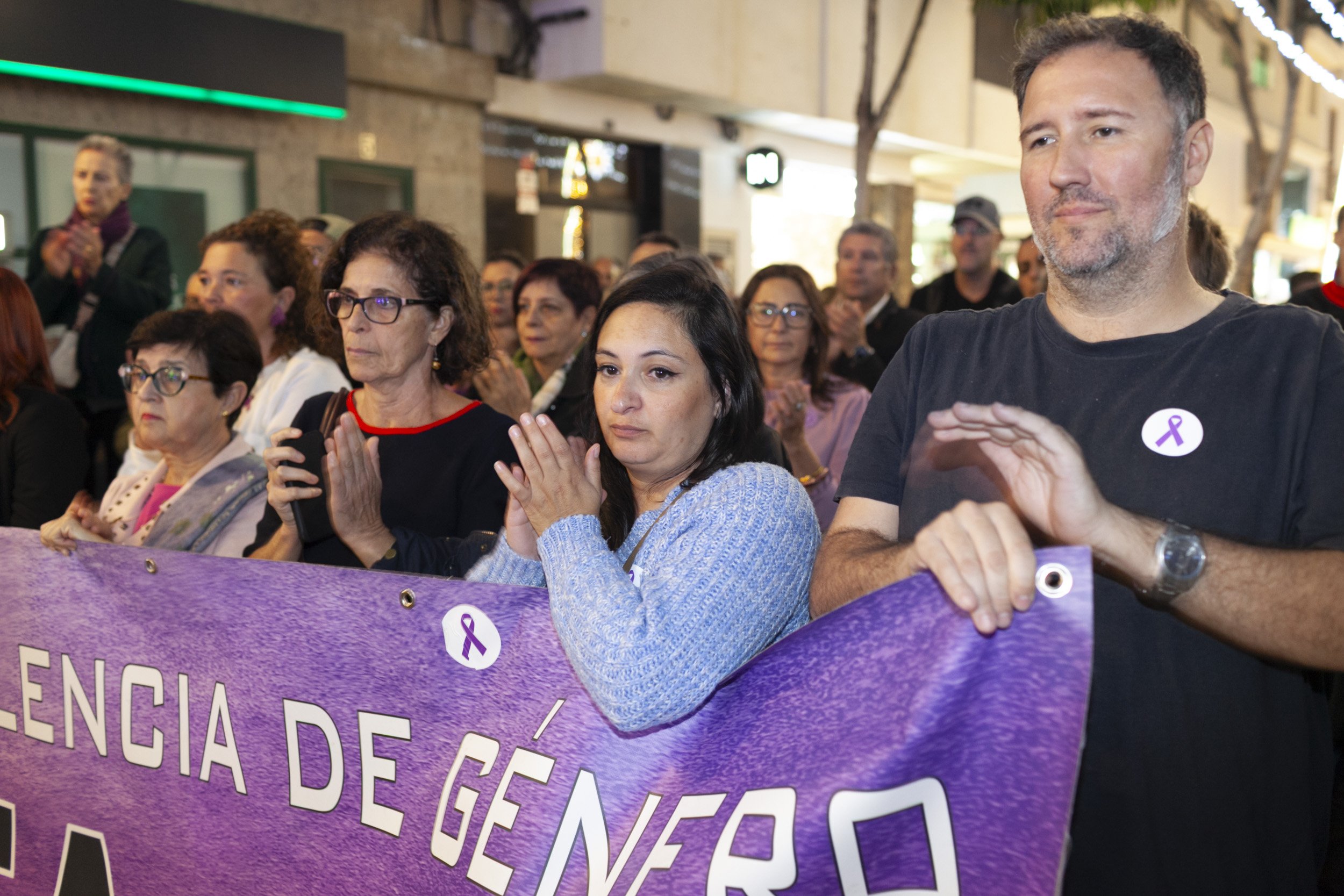 Manifestación contra la violencia machista por el 25N en Lanzarote. Fotos: Juan Mateos.