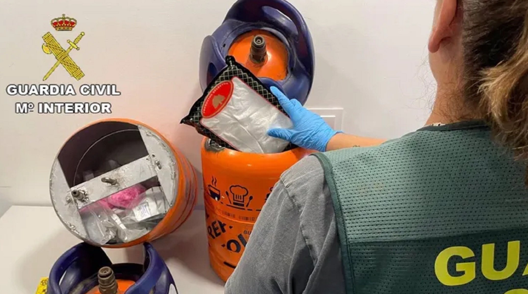 Droga oculta en botellas de butano manipuladas. Foto: Guardia Civil. 