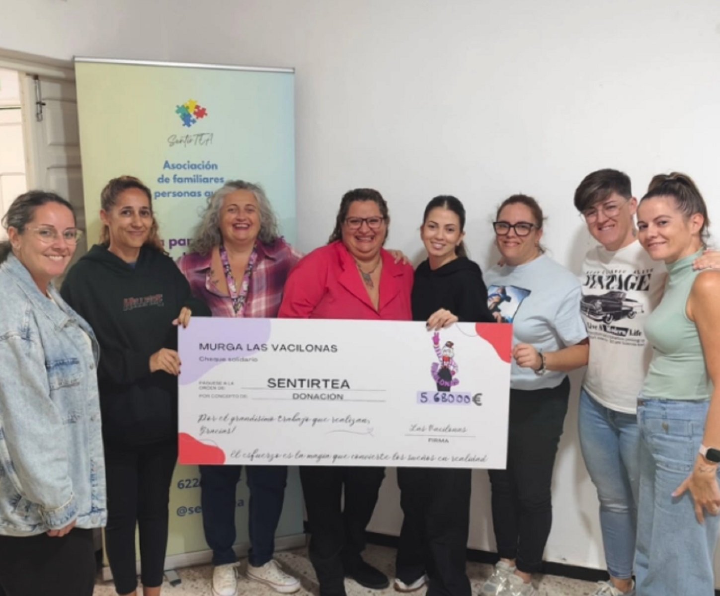 Entrega de un cheque de la Murga Las Vacilonas a representantes de SentirTea.