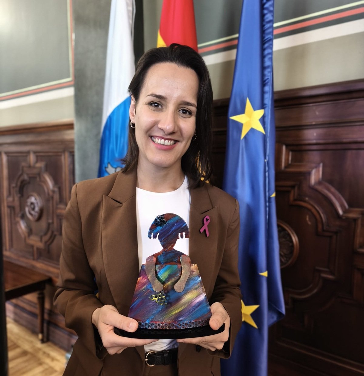La escultora Cintia Machín con el premio La escultora Cintia Machín con el premio
