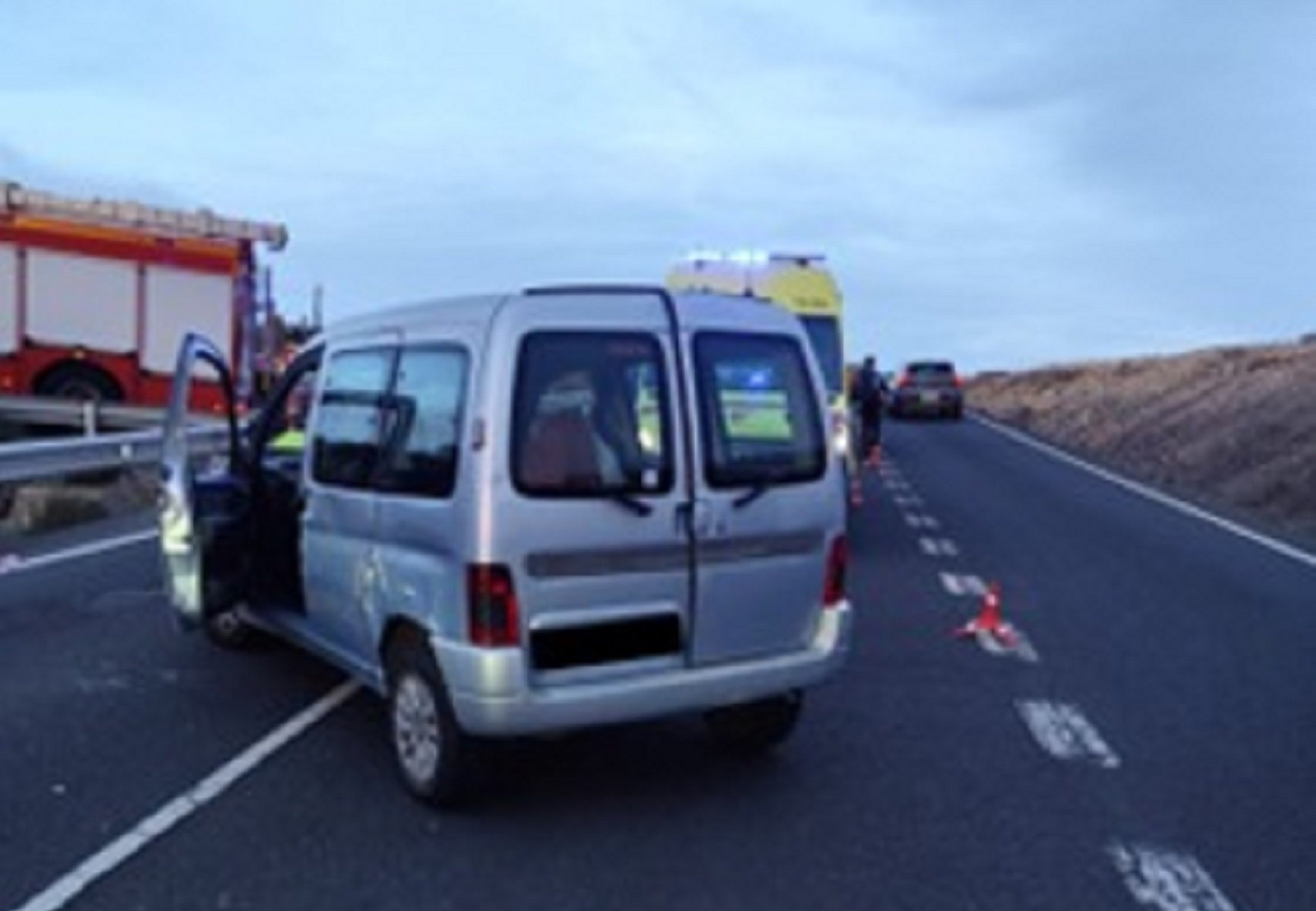 Vuelco de un vehículo en la carretera LZ-505. Foto: Bomberos del Consorcio.