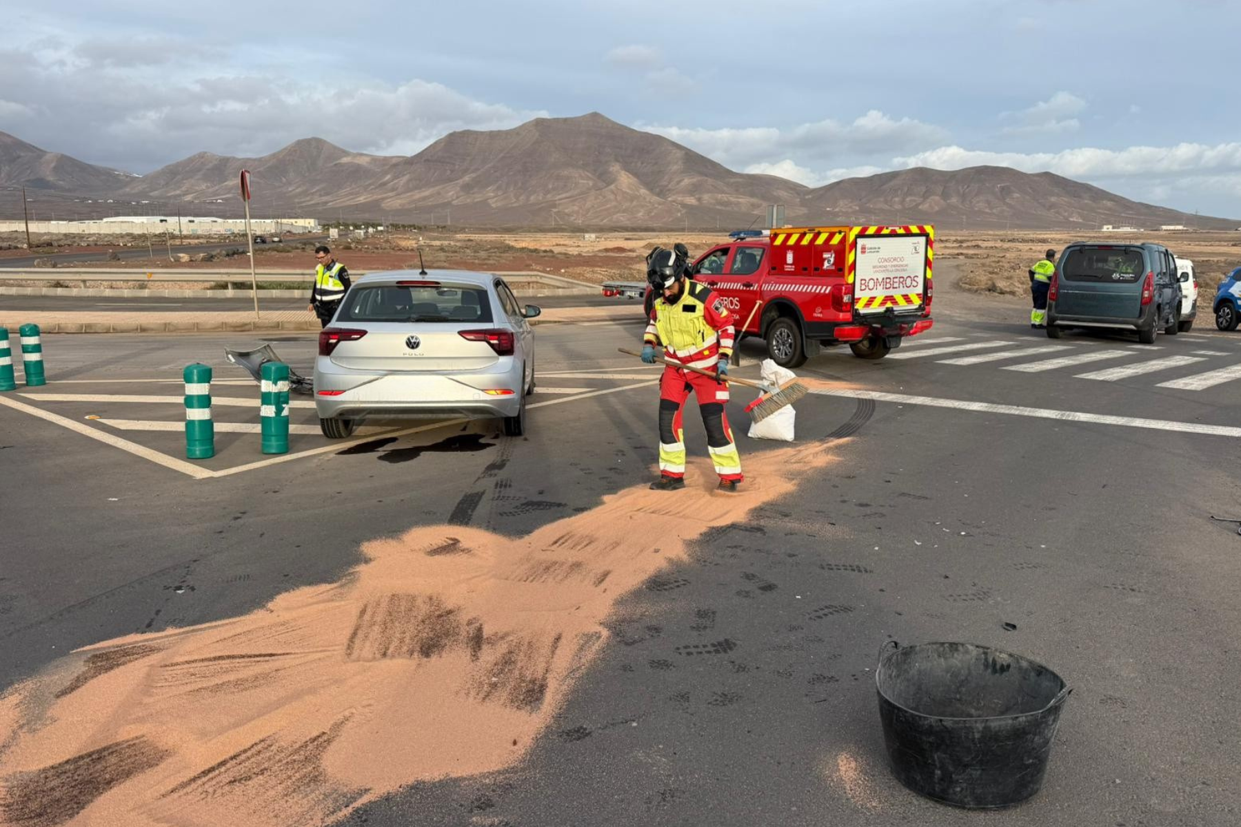 Bomberos limpiando la mancha de aceite en Playa Blanca. Foto: Cedida.