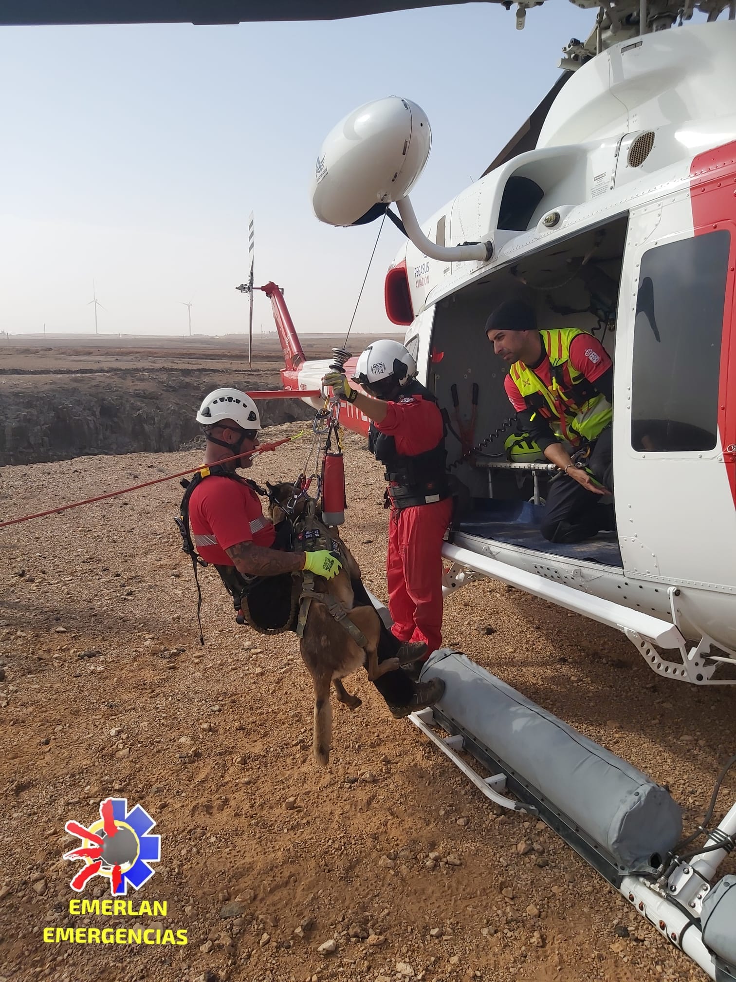 Emerlan, la UME y el GES llevan a cabo entrenamientos conjuntos en Fuerteventura Emerlan, la UME y el GES llevan a cabo entrenamientos conjuntos en Fuerteventura
