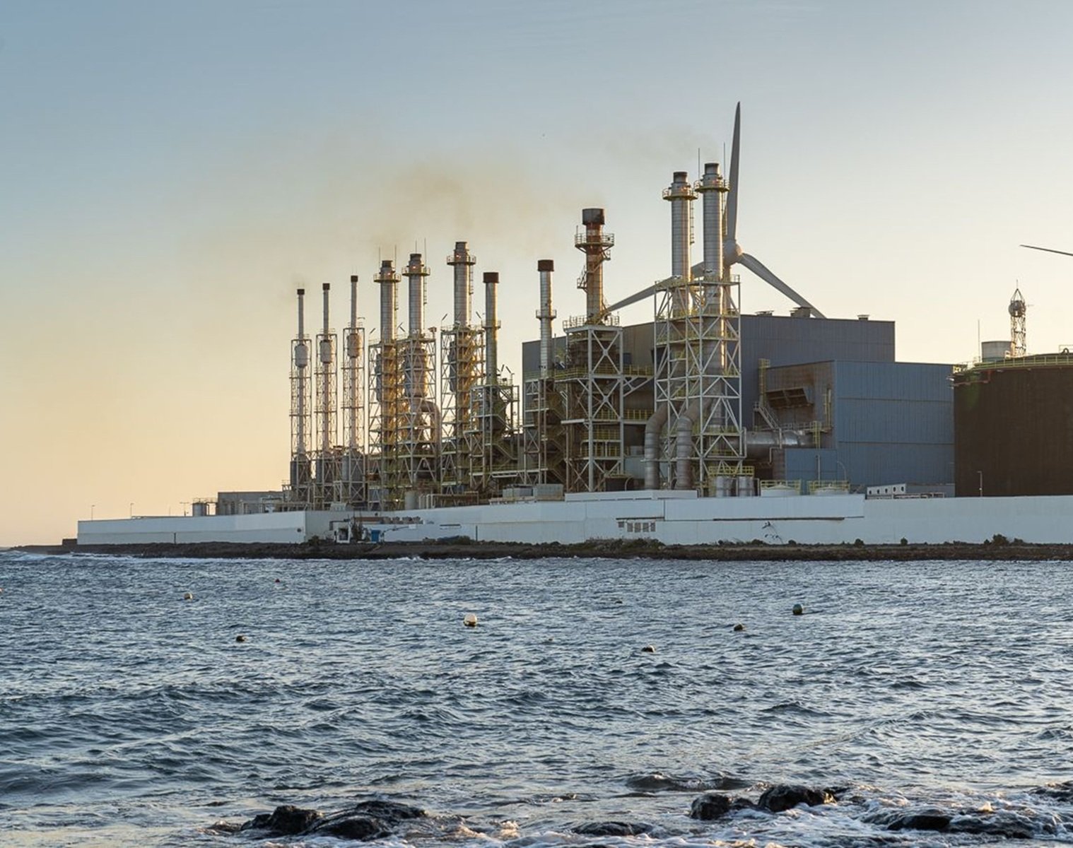Central de energía térmica de Las Caletas en Lanzarote (Foto: Andrea Domínguez)