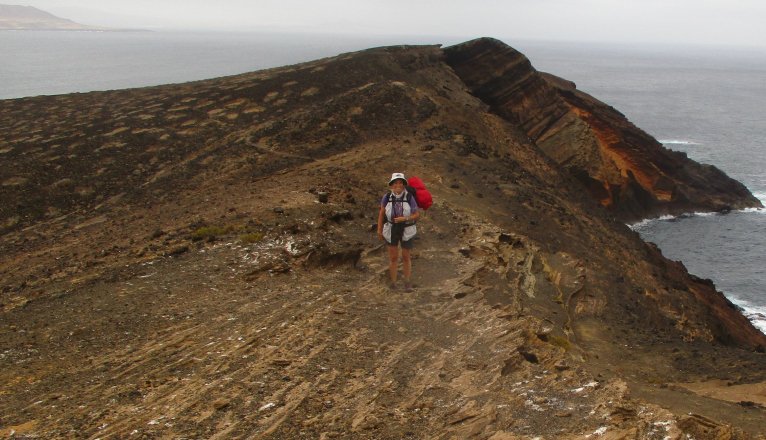 Anna subiendo al cráter de Montaña Clara 2020. Foto: Cedida. Anna subiendo al cráter de Montaña Clara 2020. Foto: Cedida.