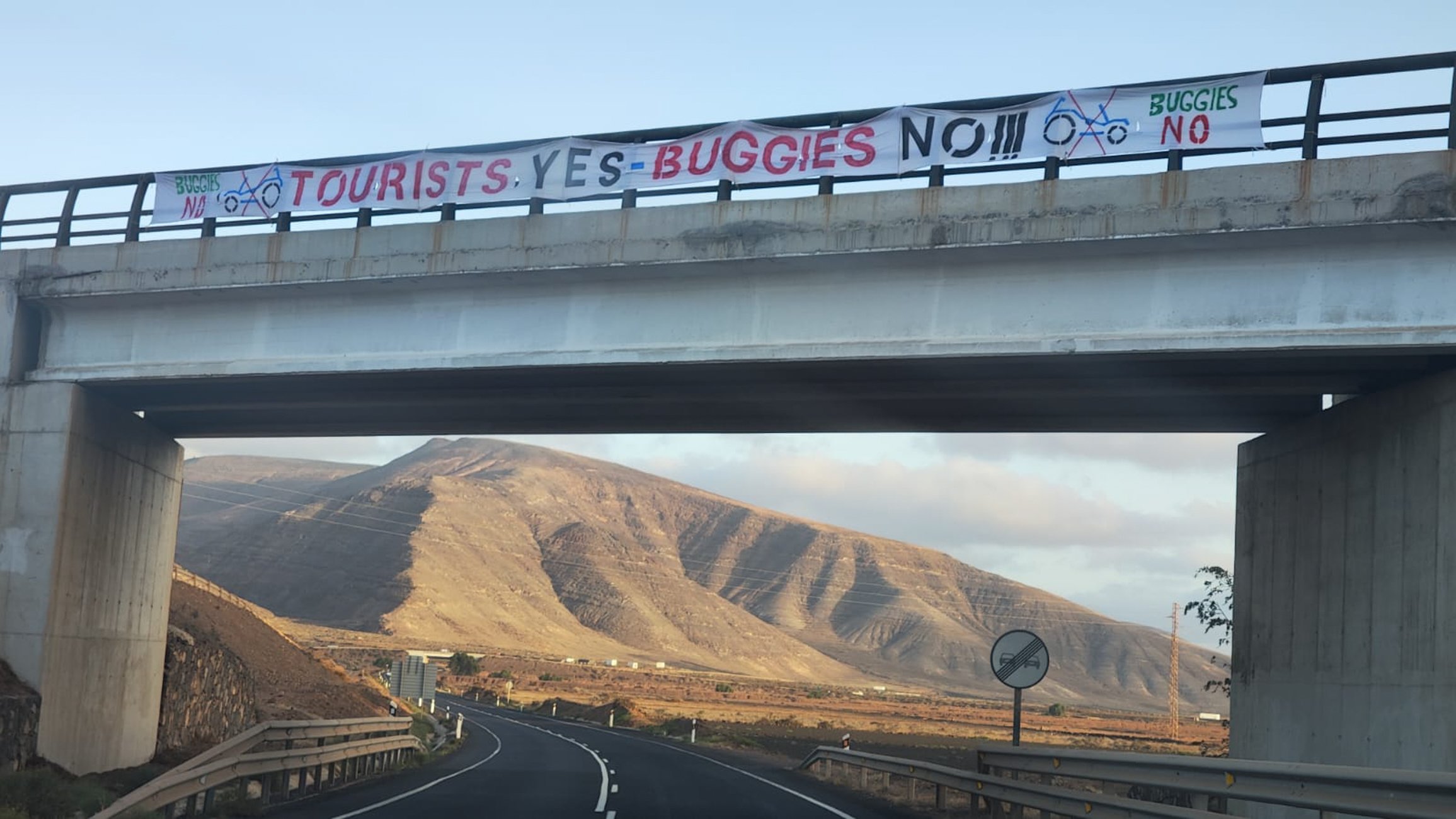 Un cartel contra los buggies en Guatiza. Foto: Cedida.
