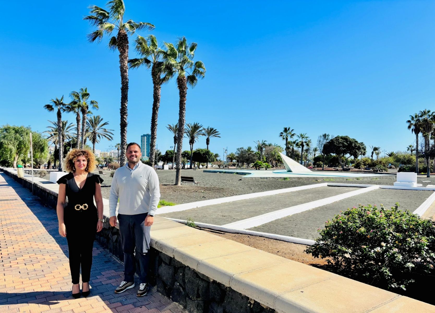 El alcalde de Arrrecife y la concejala de Turismo, Comercio y Deportes, junto al Parque Temático