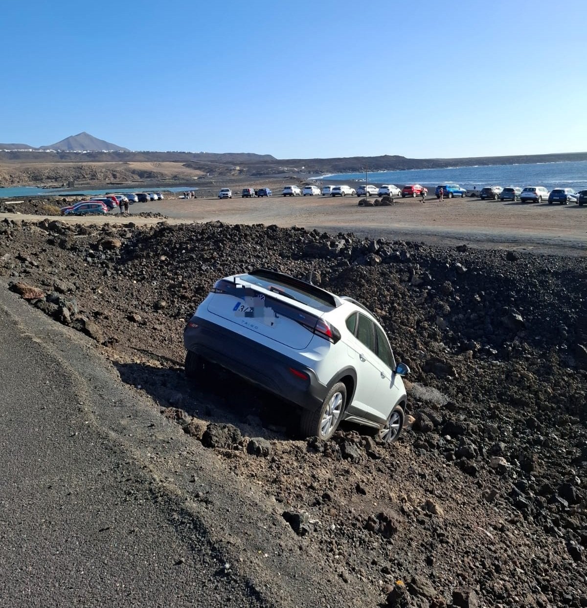 Vehículo accidentado en la playa del Janubio