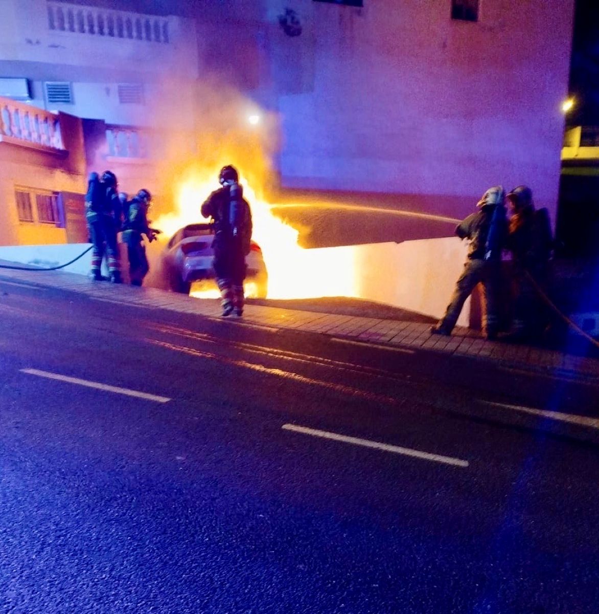 Arde de madrugada un coche en Puerto del Carmen 