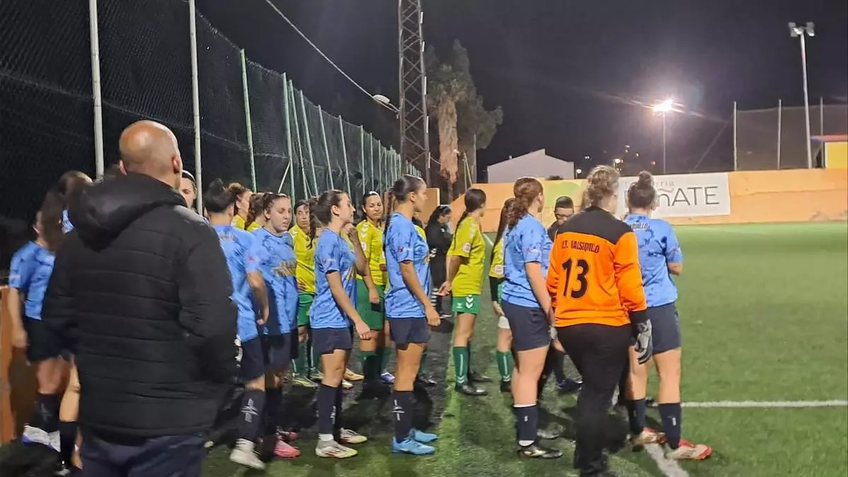 Las jugadoras del Valsequillo se preparan para saltar al césped durante un duelo de esta temporada. / LP / DLP
