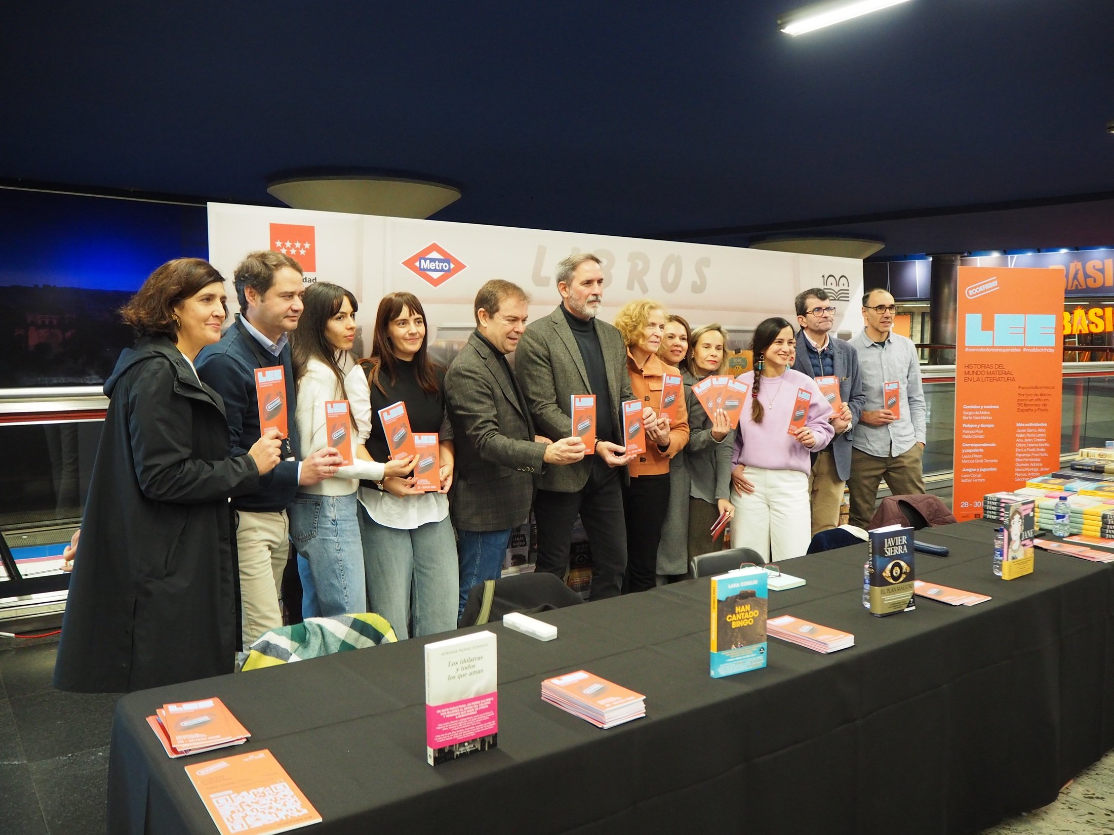 Lana Corujo junto al resto de escritores