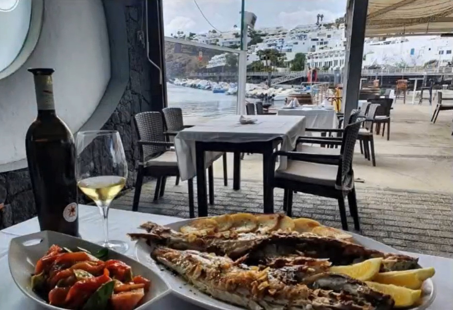 Restaurante de la Cofradía La Tiñosa, en Puerto del Carmen. Hostelería.