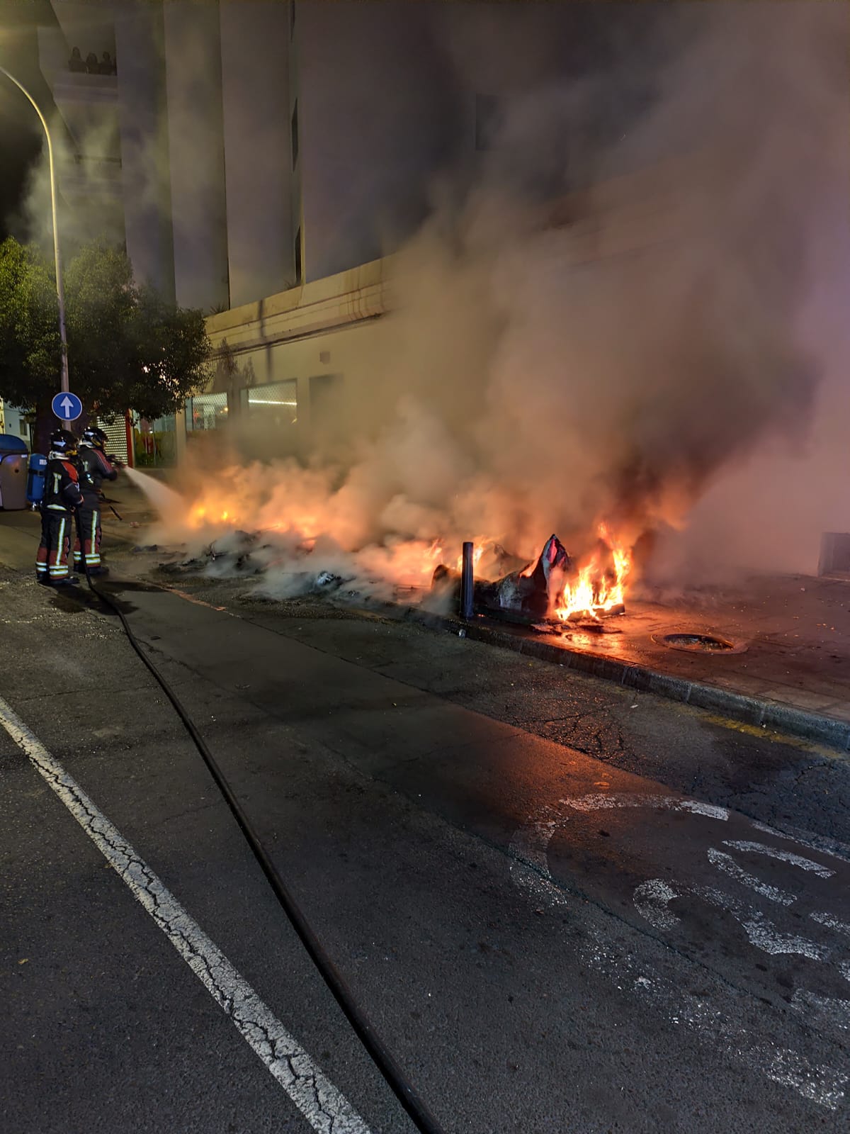 Incendio de ocho contenedores en Arrecife 