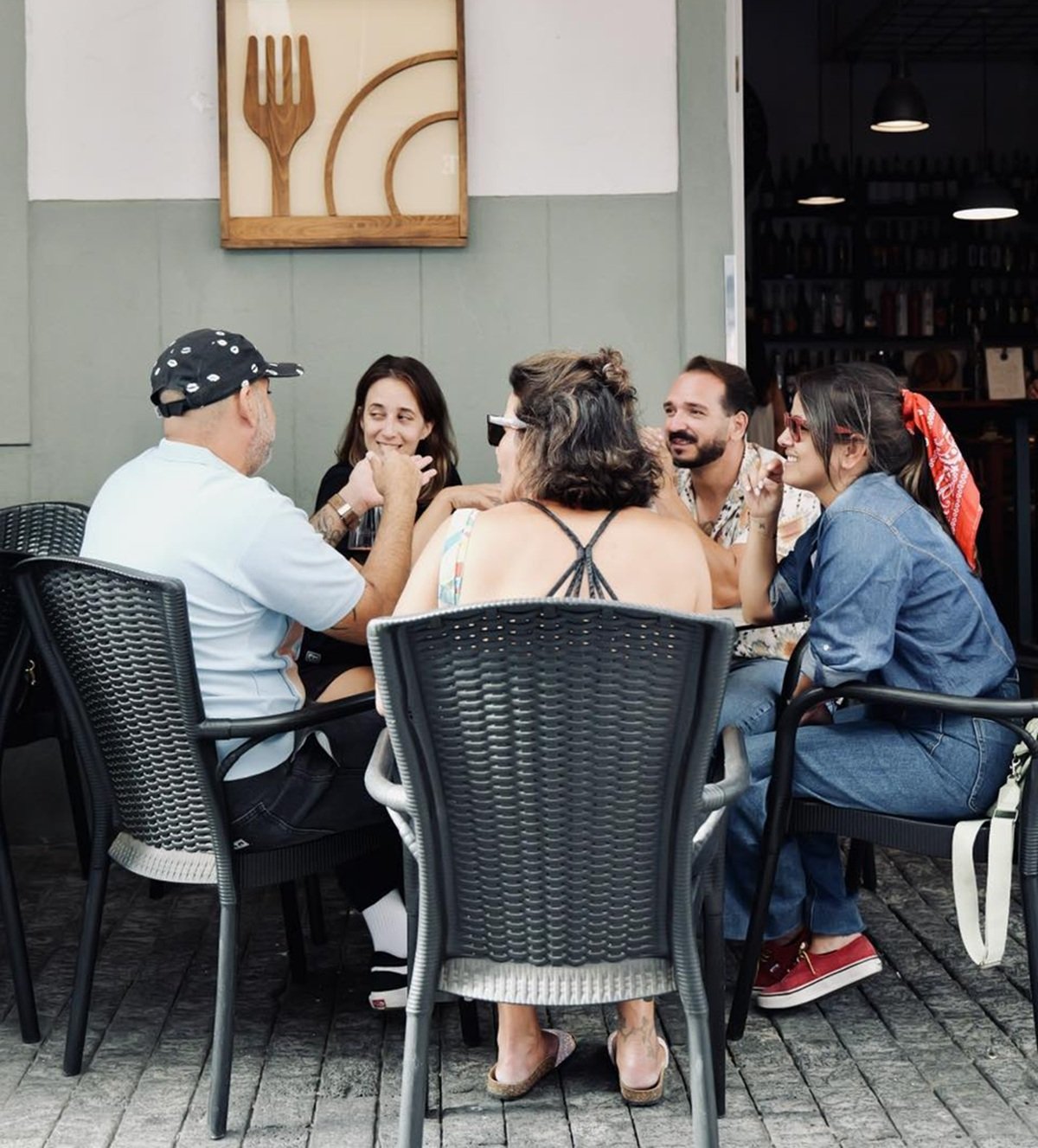 Unos clientes disfrutando de la terraza del restaurante arrecifeño. Foto: redes sociales. 