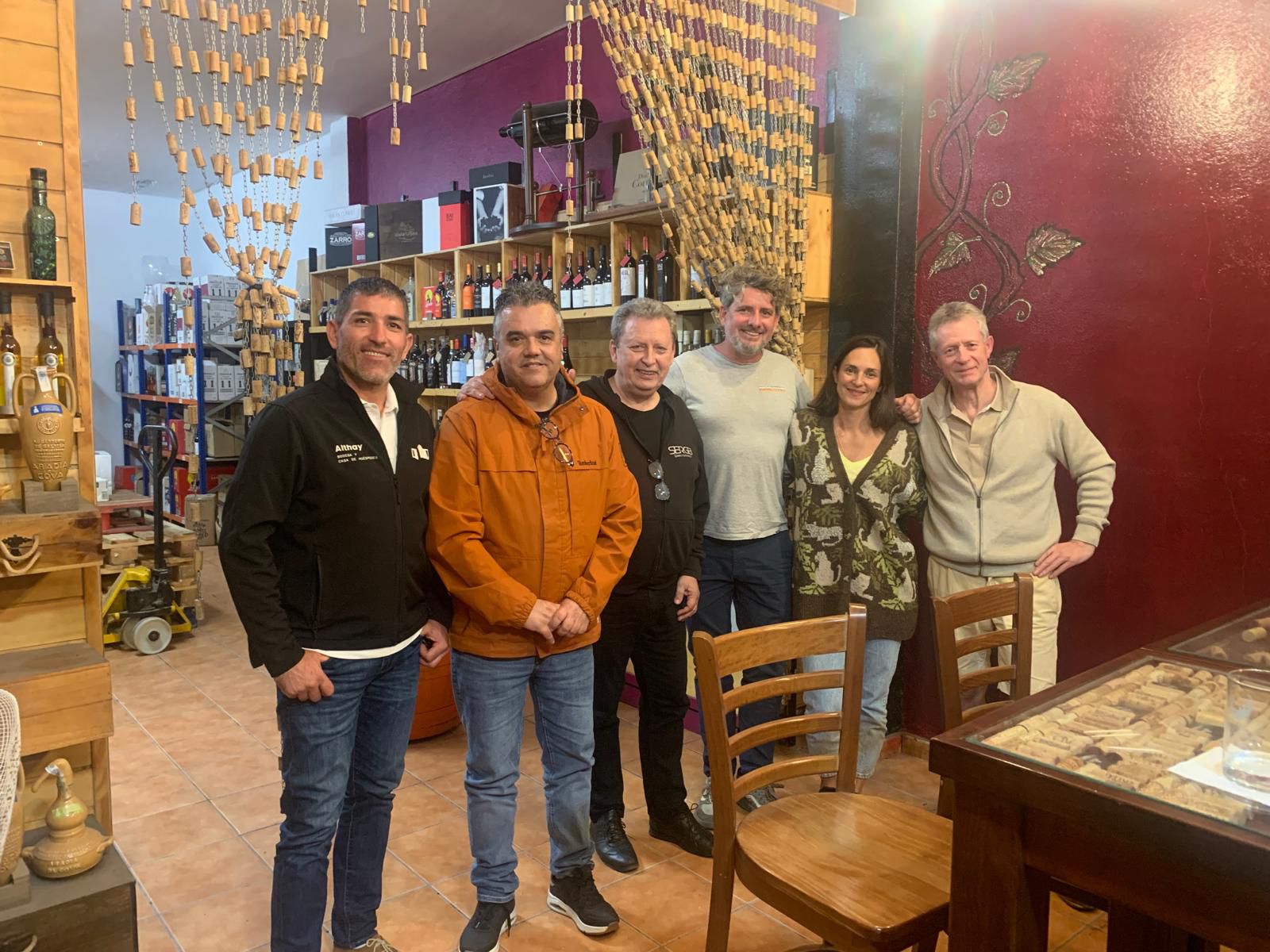 Vinos Emergentes de Lanzarote con Armando Santana, segundo por la izquierda, y  David Schwartzwälder, primero por la derecha.