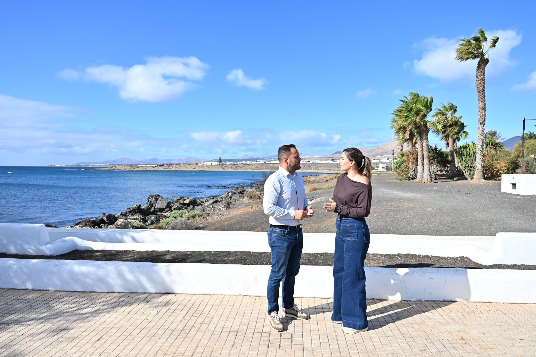 El alcalde de Arrecife Yonathan de León y la concejala de Playas y Medio Ambiente, Davinia Déniz, en la playa de El Cable