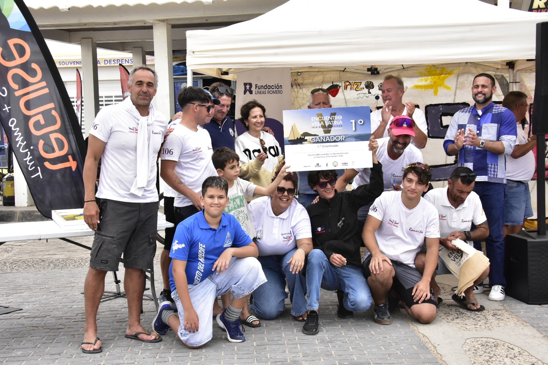 Romerito recogiendo el trofeo