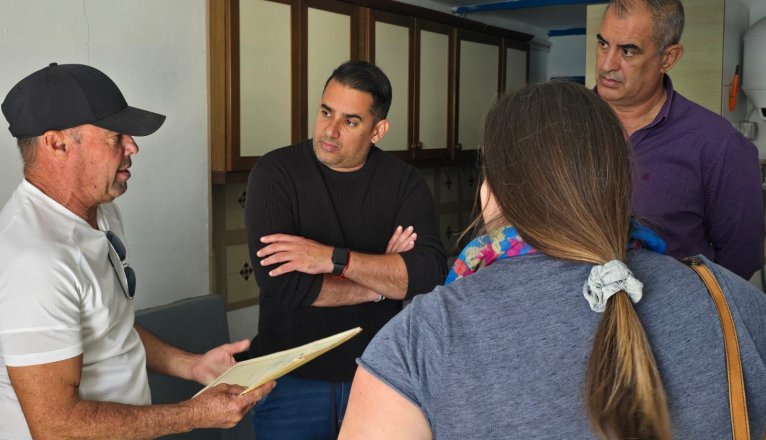Yoné Caraballo y Luis Miguel Valiente esuchan atentos a Toño, propietario de la vivienda