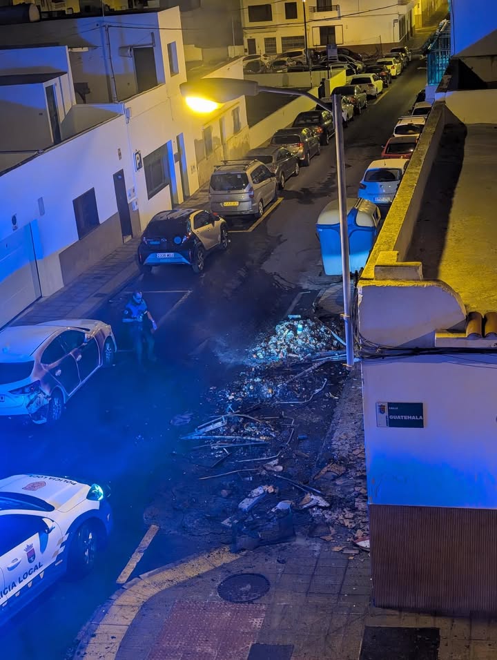 Queman 8 contenedores y las llamas afecta a un coche en Arrecife