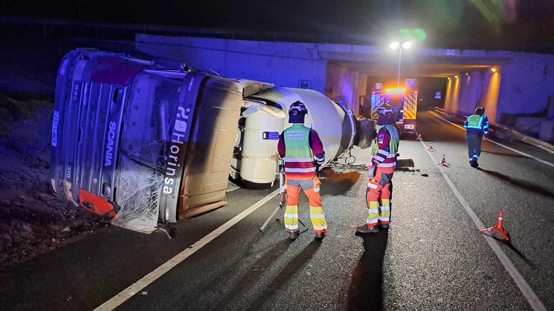 Vuelco de una hormigonera en la entrada del aeropuerto de Lanzarote