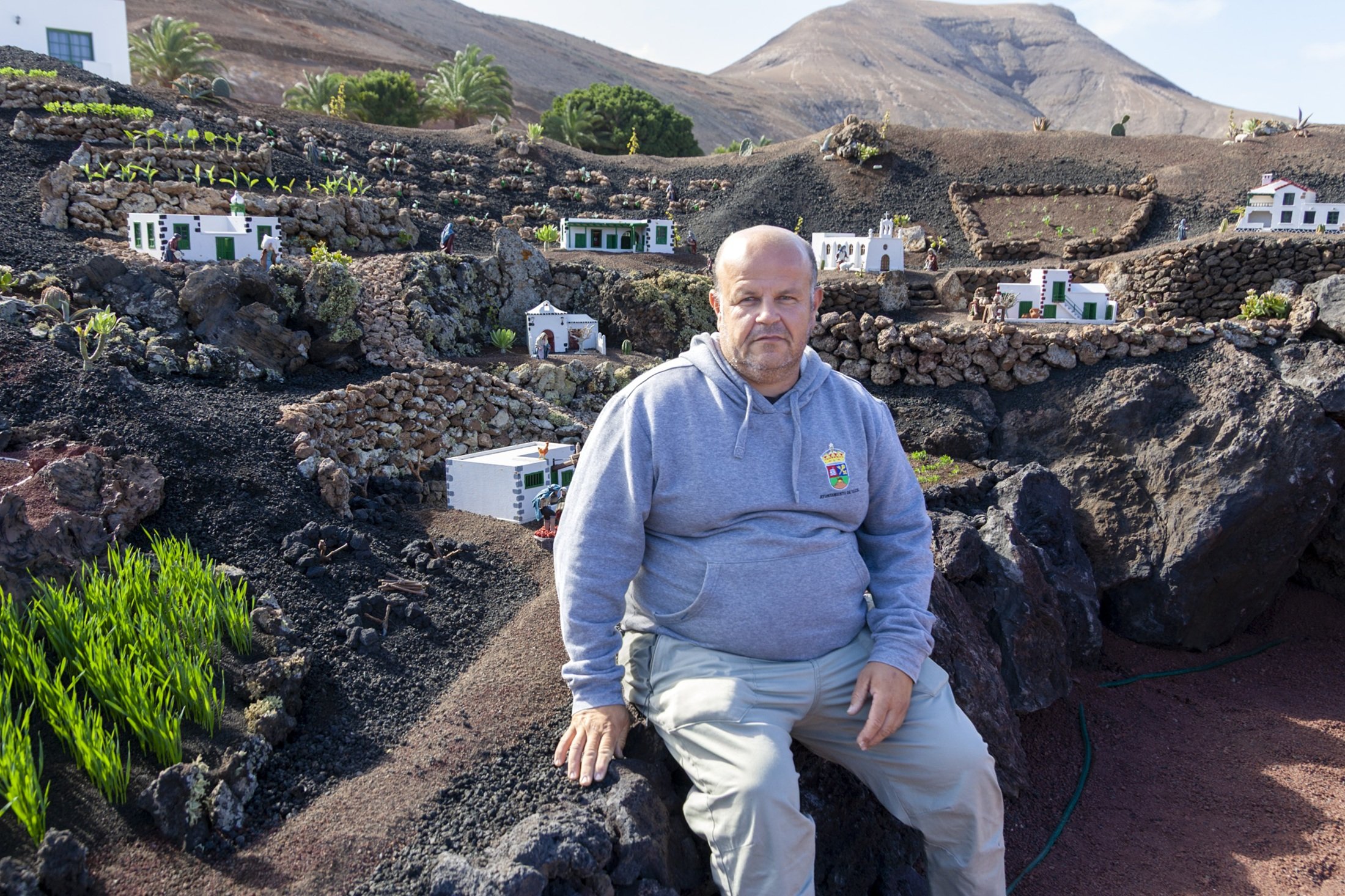 El belenista Pancho Ortiz junto al Portal de Belén de Yaiza. Foto: Juan Mateos