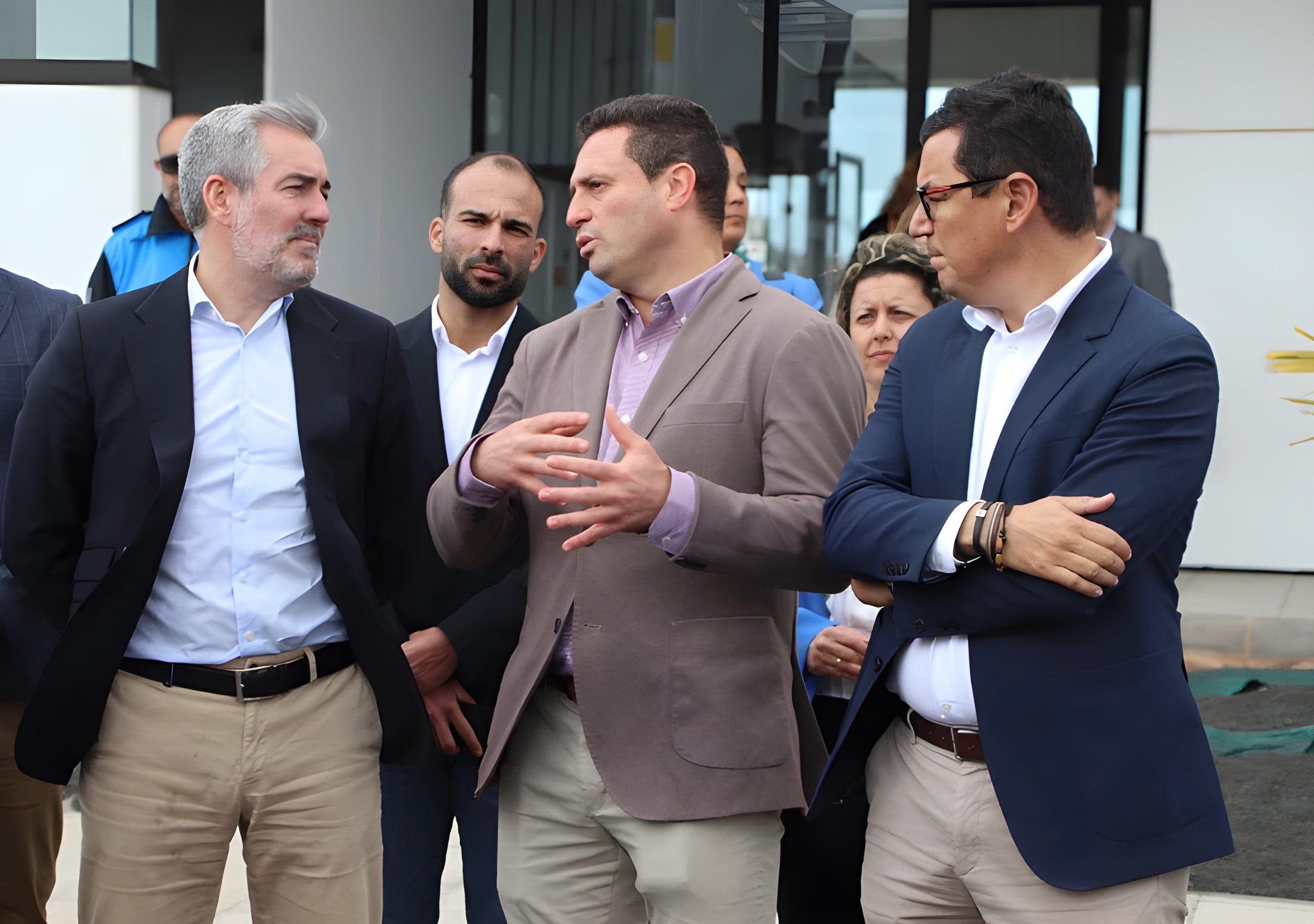 Óscar Noda junto a Fernando Clavijo y Pablo Rodríguez en el puerto de Playa Blanca