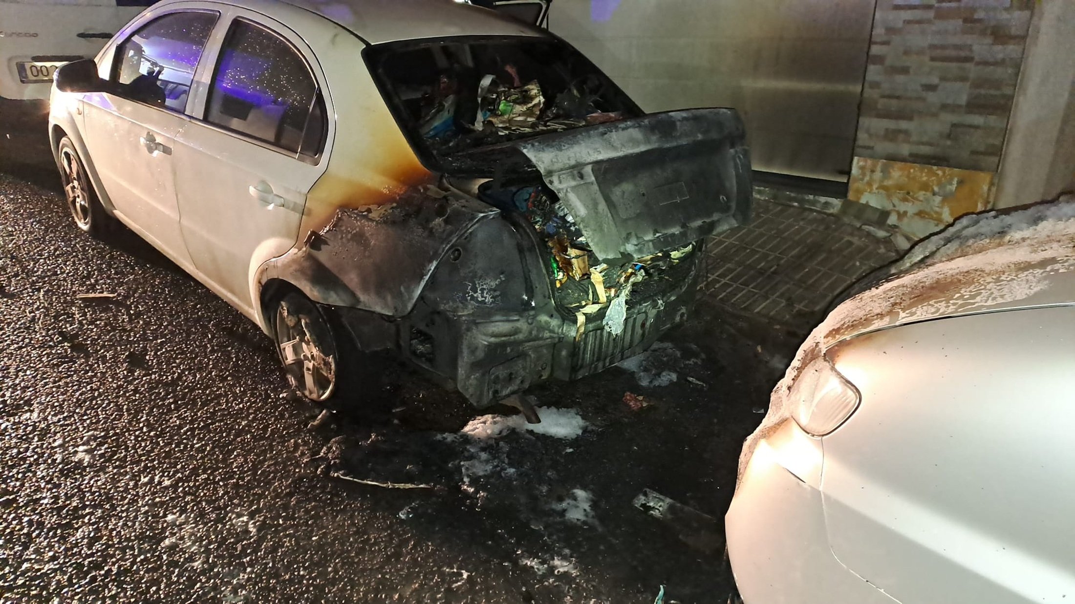 Coche afectado por el fuego