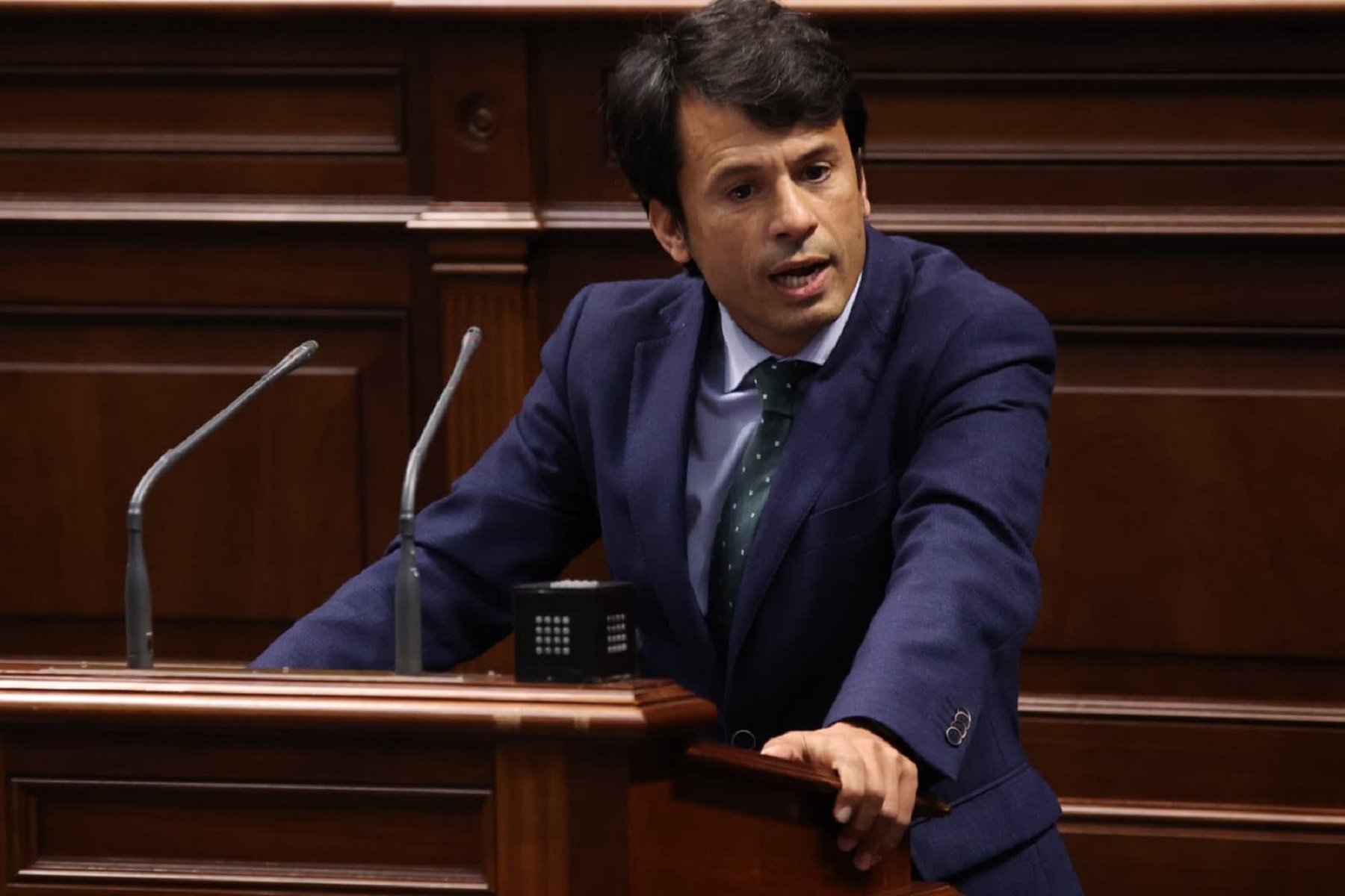 Marcos Bergaz (PSOE) durante su intervención en el pleno del Parlamento.