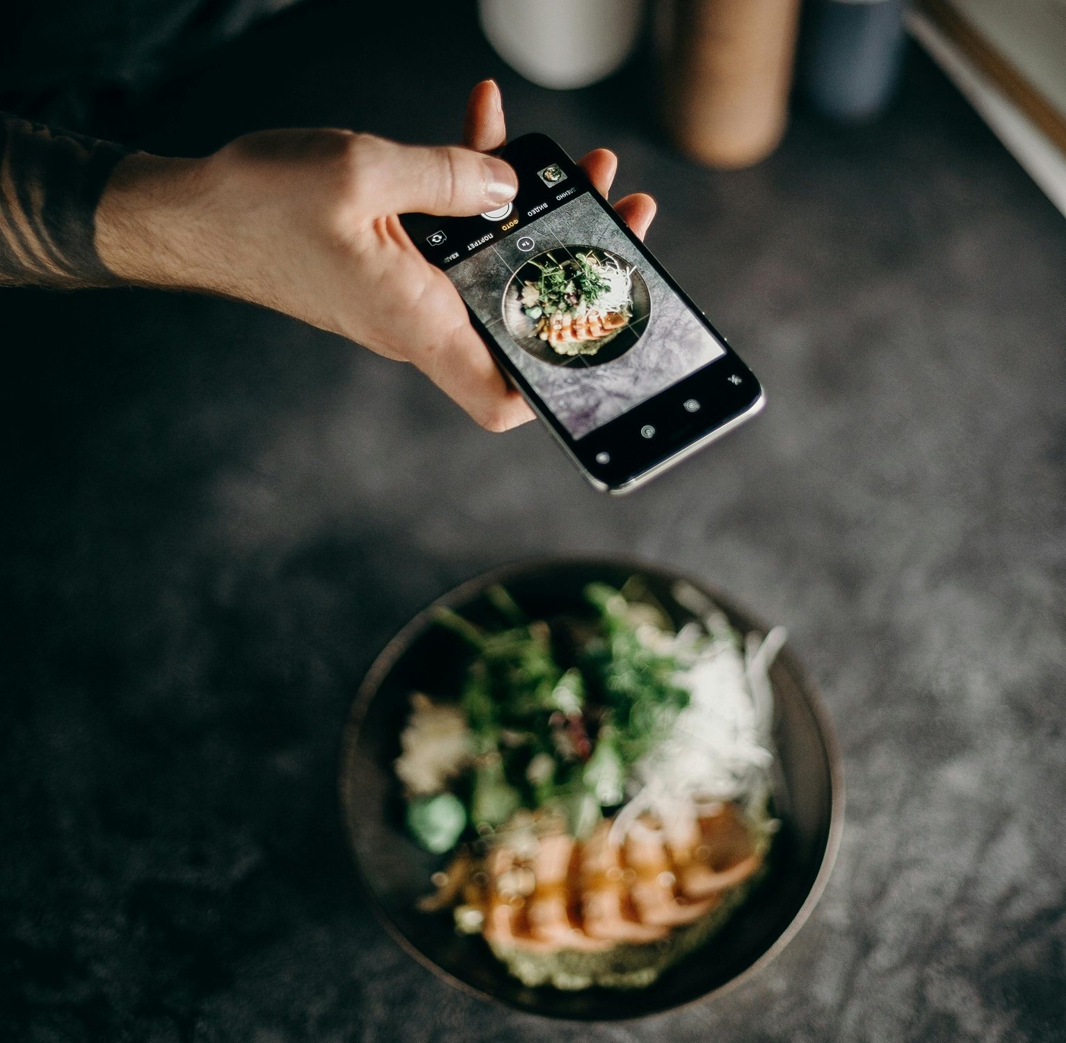 Una influencer crea contenido sobre gastronomía.