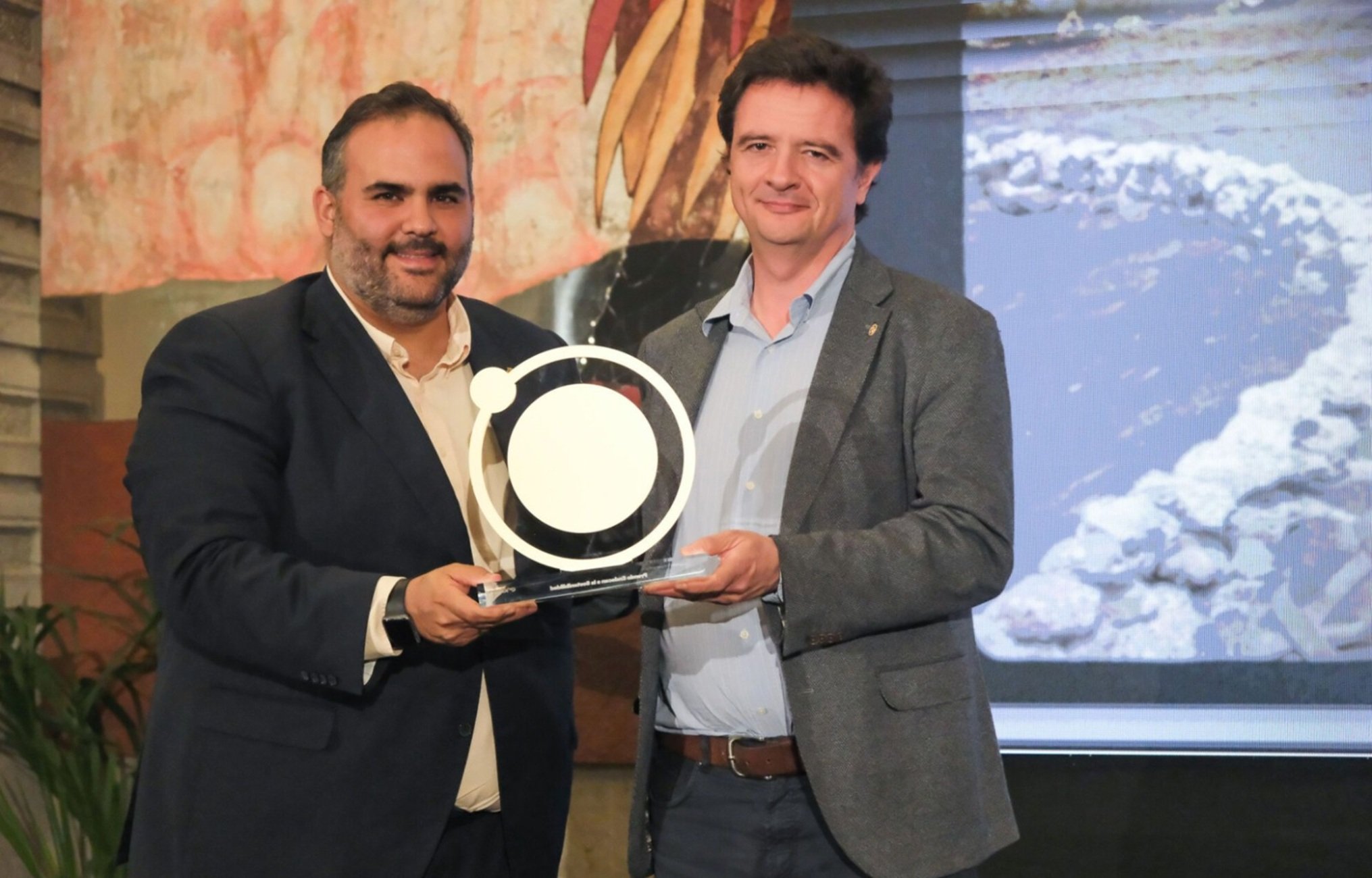 El consejero de Soberanía Alimentaria y Paisaje, Samuel Martín recoge el premio.