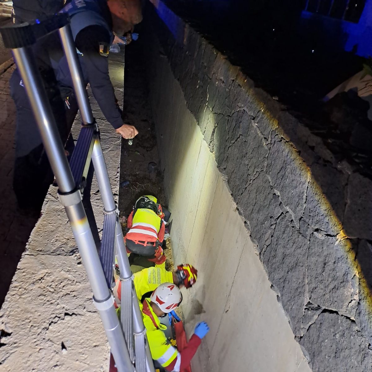 Cae a un foso de unos 3 metros de profundidad en Playa Blanca