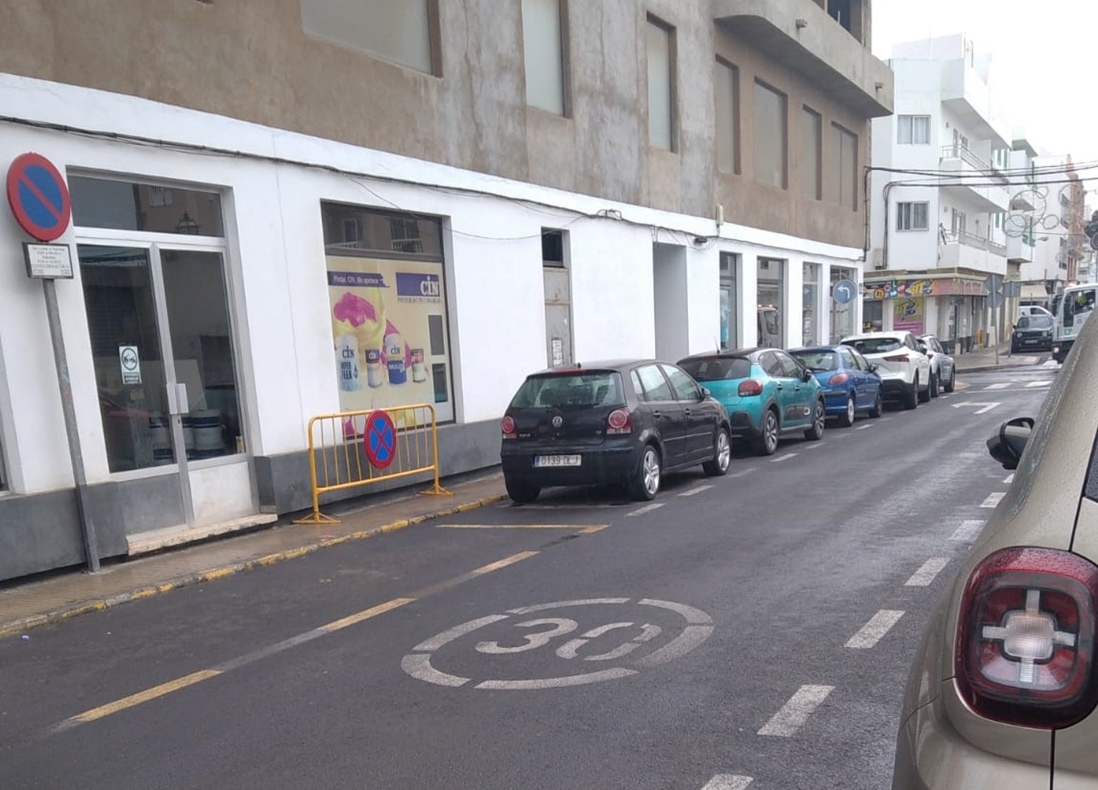 La Policía Local y la Concejalía de Movilidad y Transportes de Arrecife despliegan las vallas en las calles propensas a inundaciones en Arrecife dd