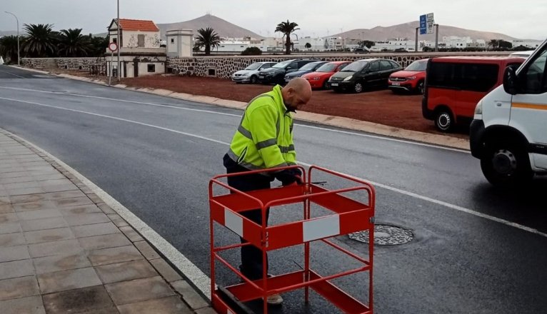 Protective fences of the manholes opened by the Arrecife Public Works Department next to Las Maretasdd