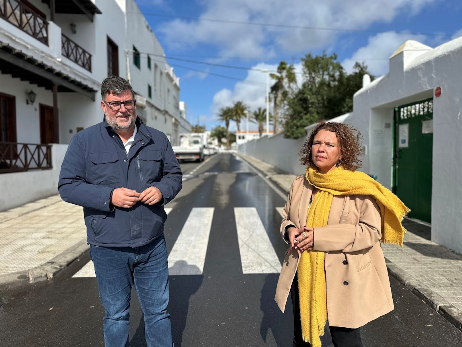 Foto El alcalde de San Bartolomé Isidro Pérez y la concejala de Urbanismo Marlene Romero en la calle Constitución Foto El alcalde de San Bartolomé Isidro Pérez y la concejala de Urbanismo Marlene Romero en la calle Constitución