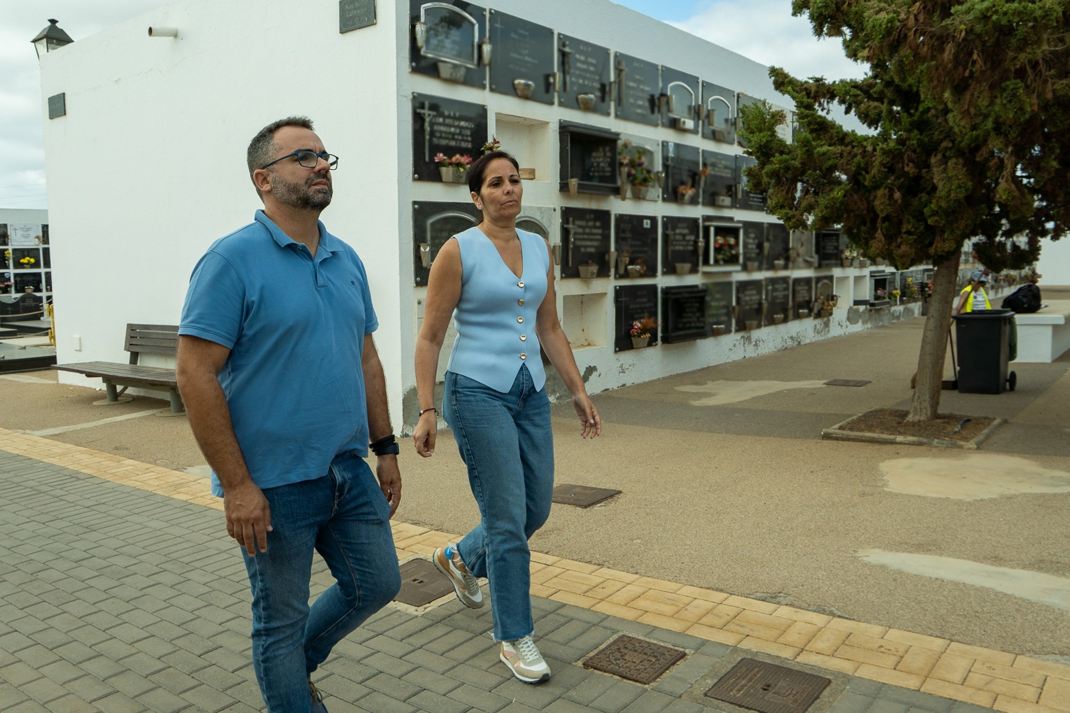 Echedey Eugenio y Cathaysa Suárez en el cementerio