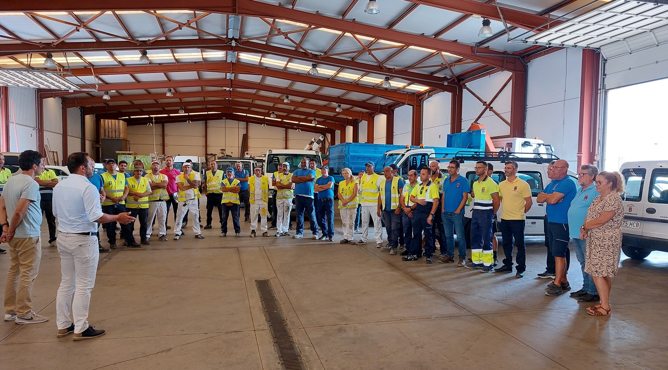 El alcalde de Arrecife, Yonathan de León, en un reciente encuentro con parte de la plantilla del Área de Obras Públicas en la nave central de obras 1dd El alcalde de Arrecife, Yonathan de León, en un reciente encuentro con parte de la plantilla del Área de Obras Públicas en la nave central de obras 1dd