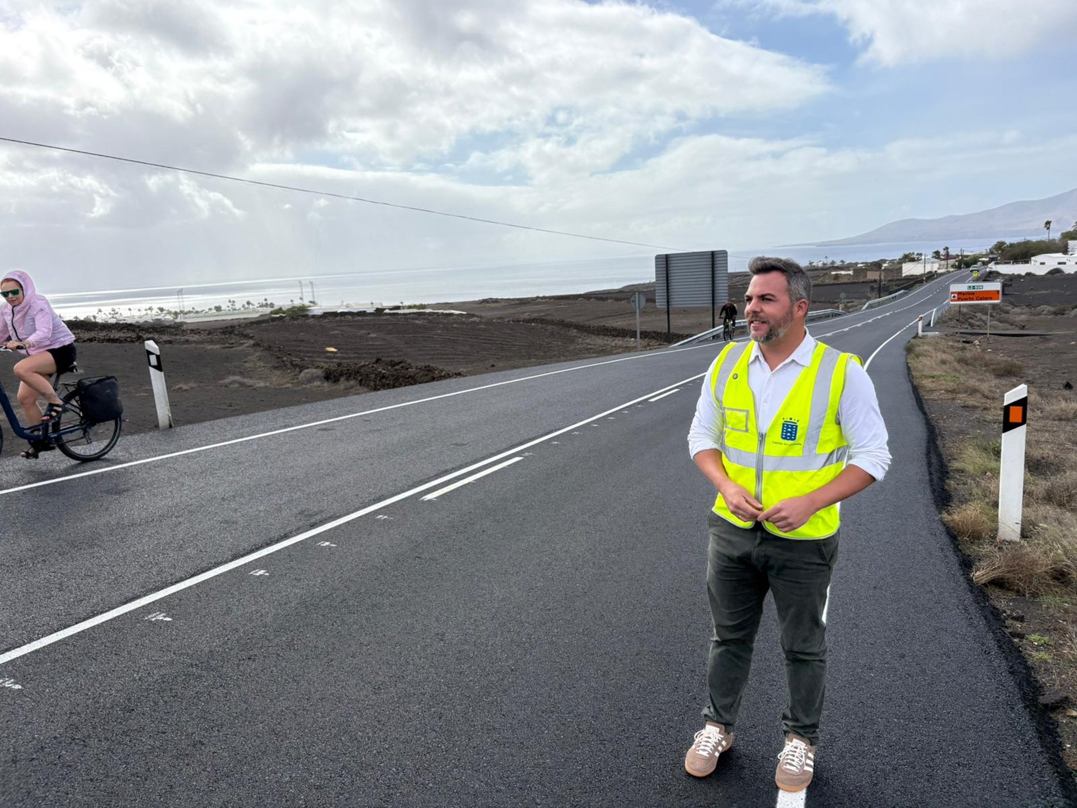 Jacobo Medina en la carretera que une Puerto del Carmen y Puerto Calero
