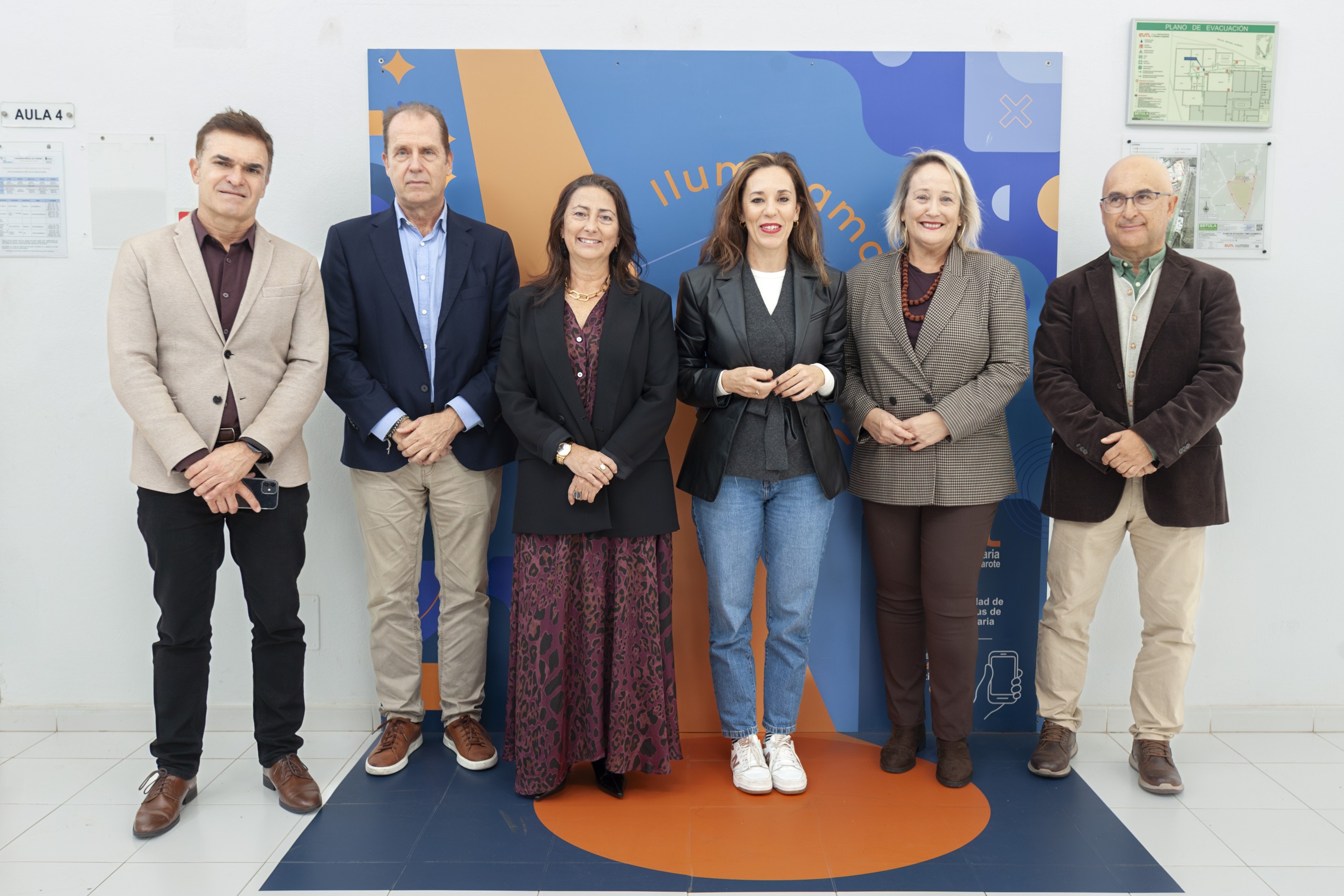 Foto de familia durante el evento en la Escuela Universitaria de Lanzarote Foto de familia durante el evento en la Escuela Universitaria de Lanzarote