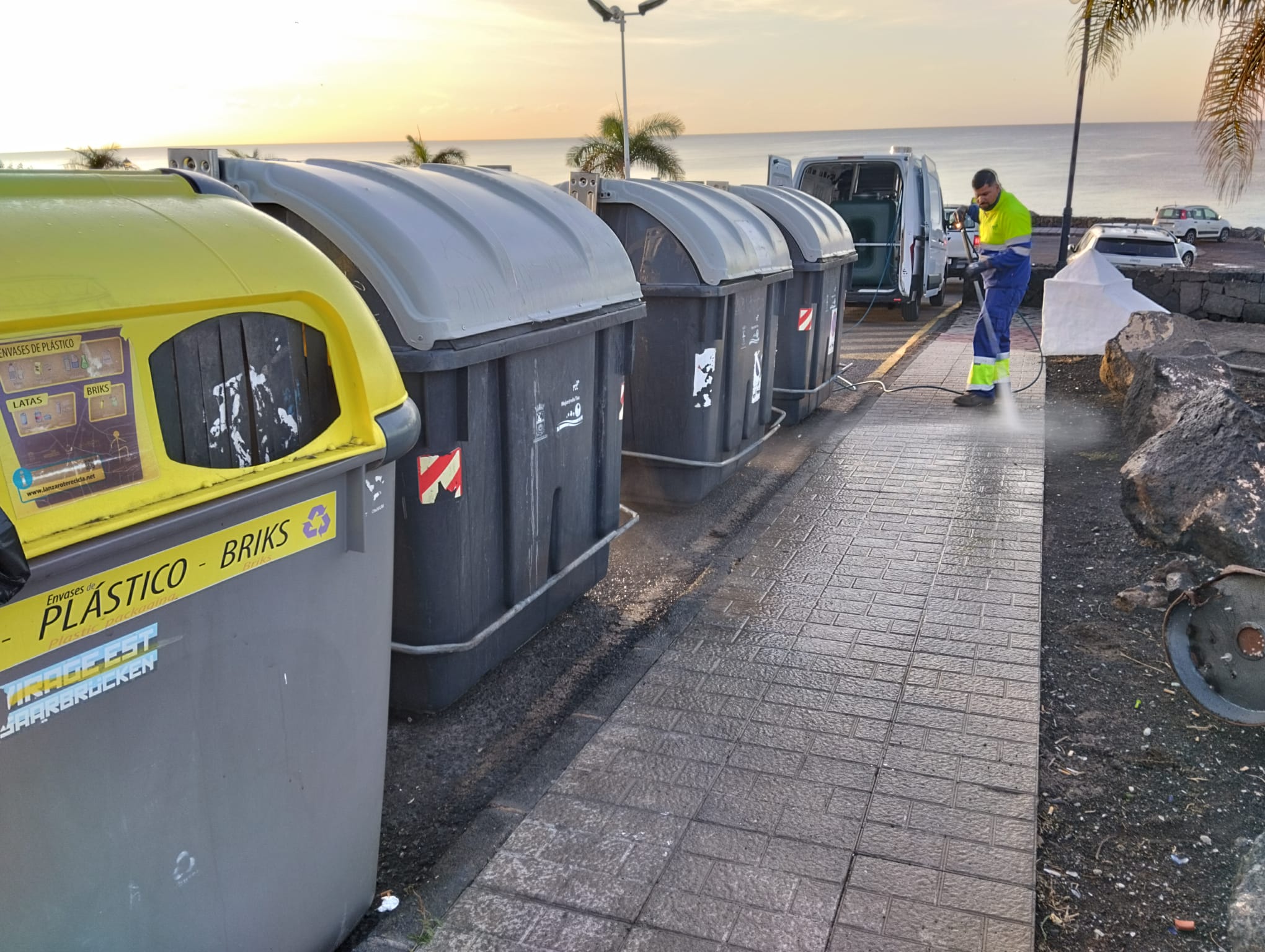 Tías refuerza el servicio de limpieza con un nuevo hidrolavador  