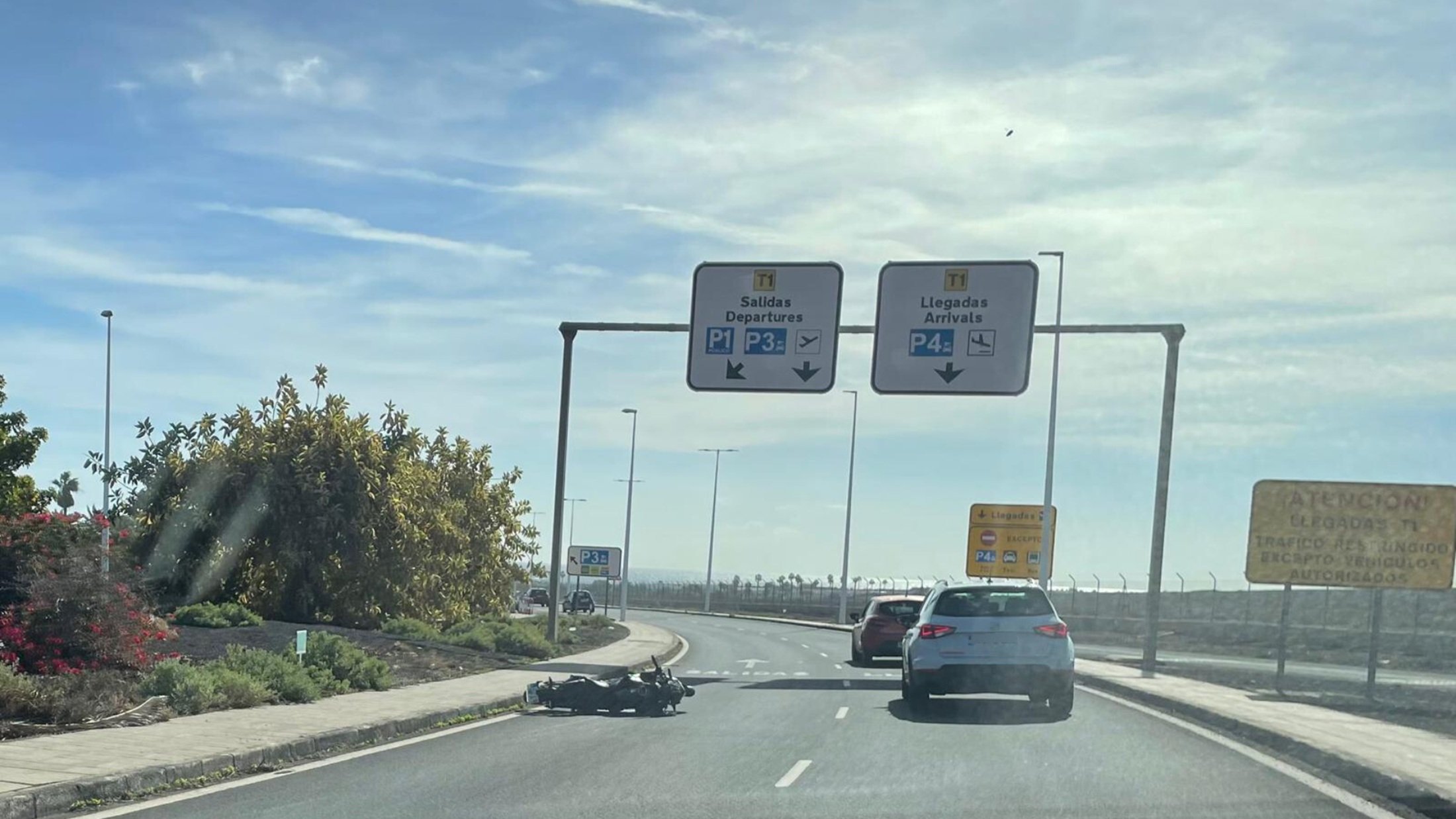 Imagen del accidente en el acceso al Aeropuerto de Lanzarote