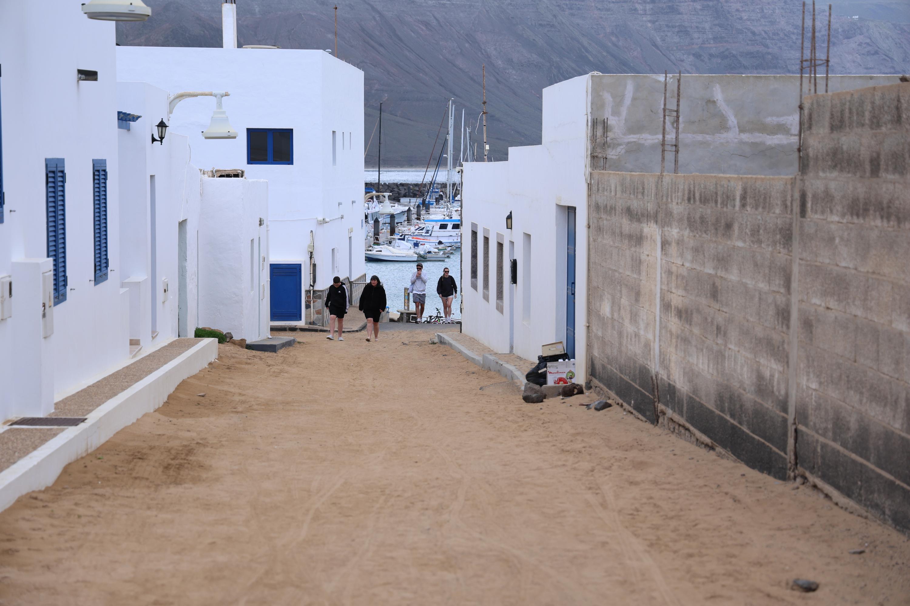 Una calle de Caleta de Sebo en La Graciosa. Foto: La Voz.