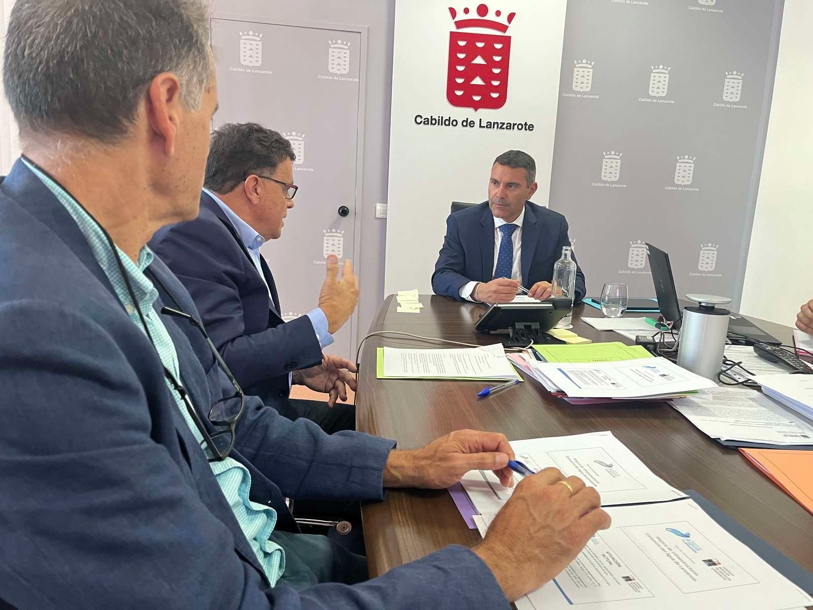 Foto archivo. Reunión Oswaldo Betancort y Domingo Cejas con el consejero de Aguas del Gobierno de Canarias, Manuel Miranda (1)