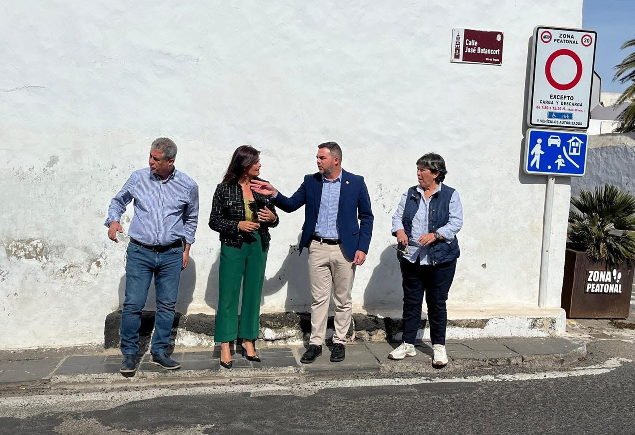 El consejero Jacobo Medina junto al grupo de gobierno del Ayuntamiento de Teguise