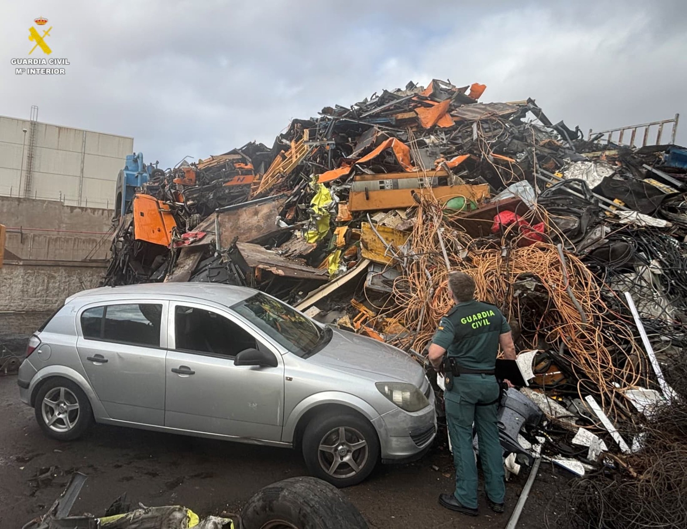 La Guardia Civil en uno de los desguaces
